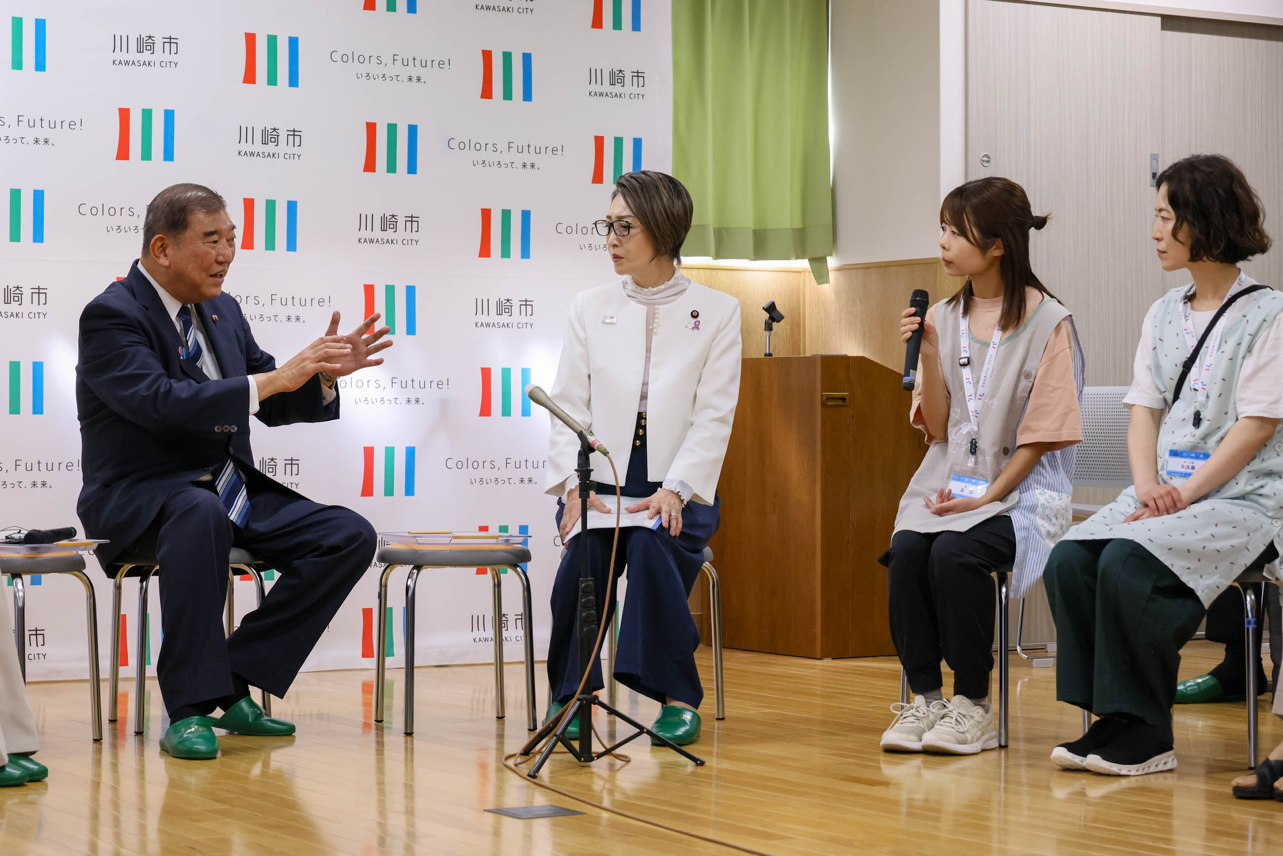 意見交換する石破総理７