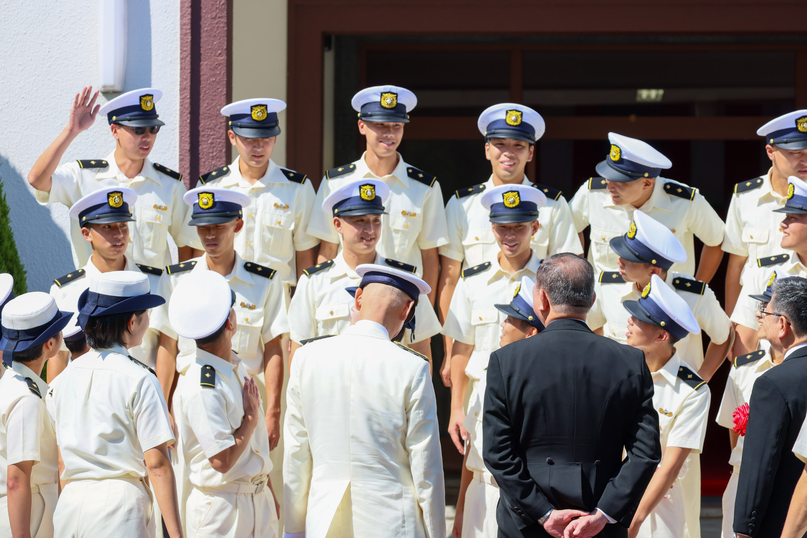 記念撮影を行う石破総理２