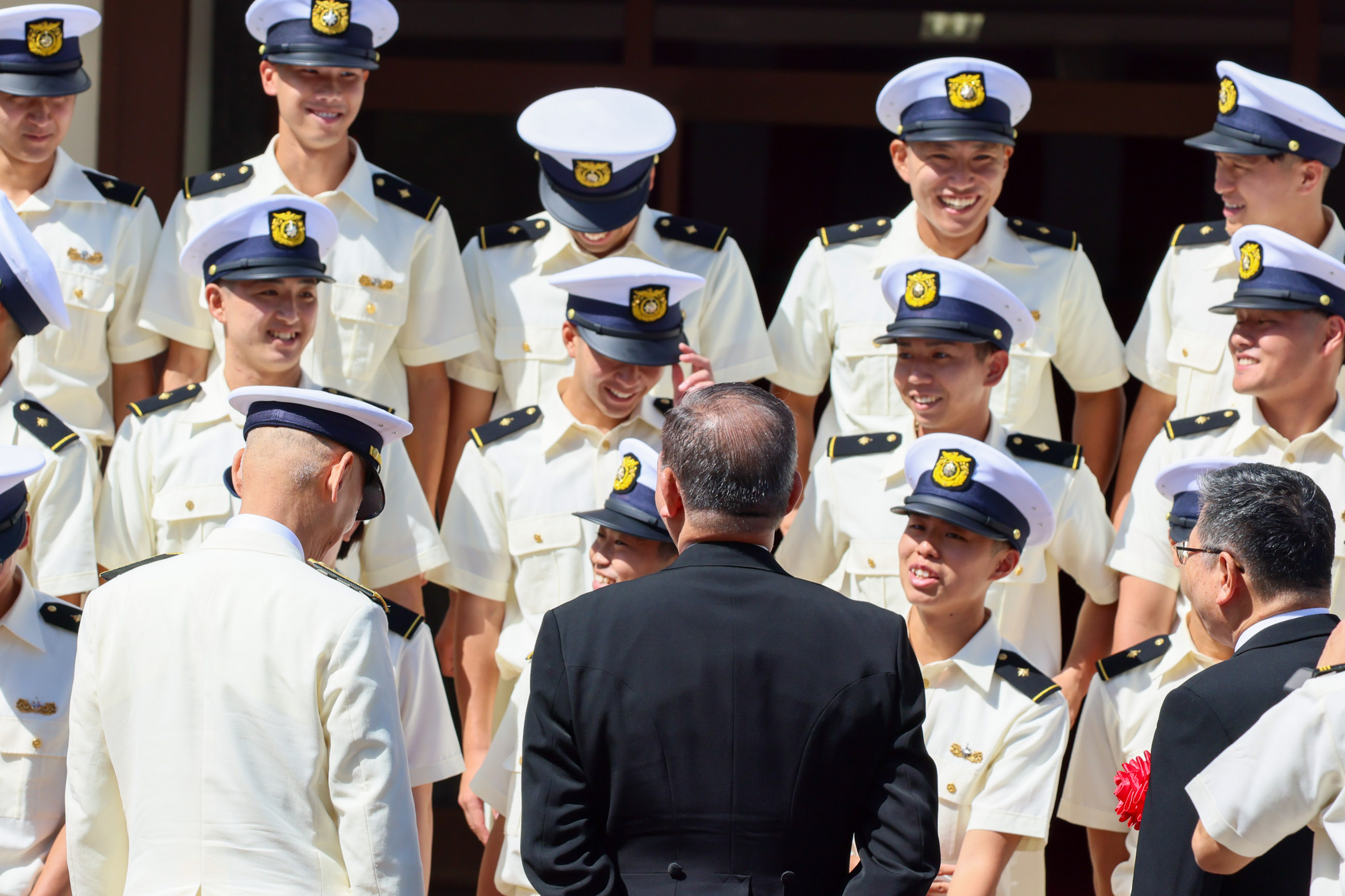 記念撮影を行う石破総理３