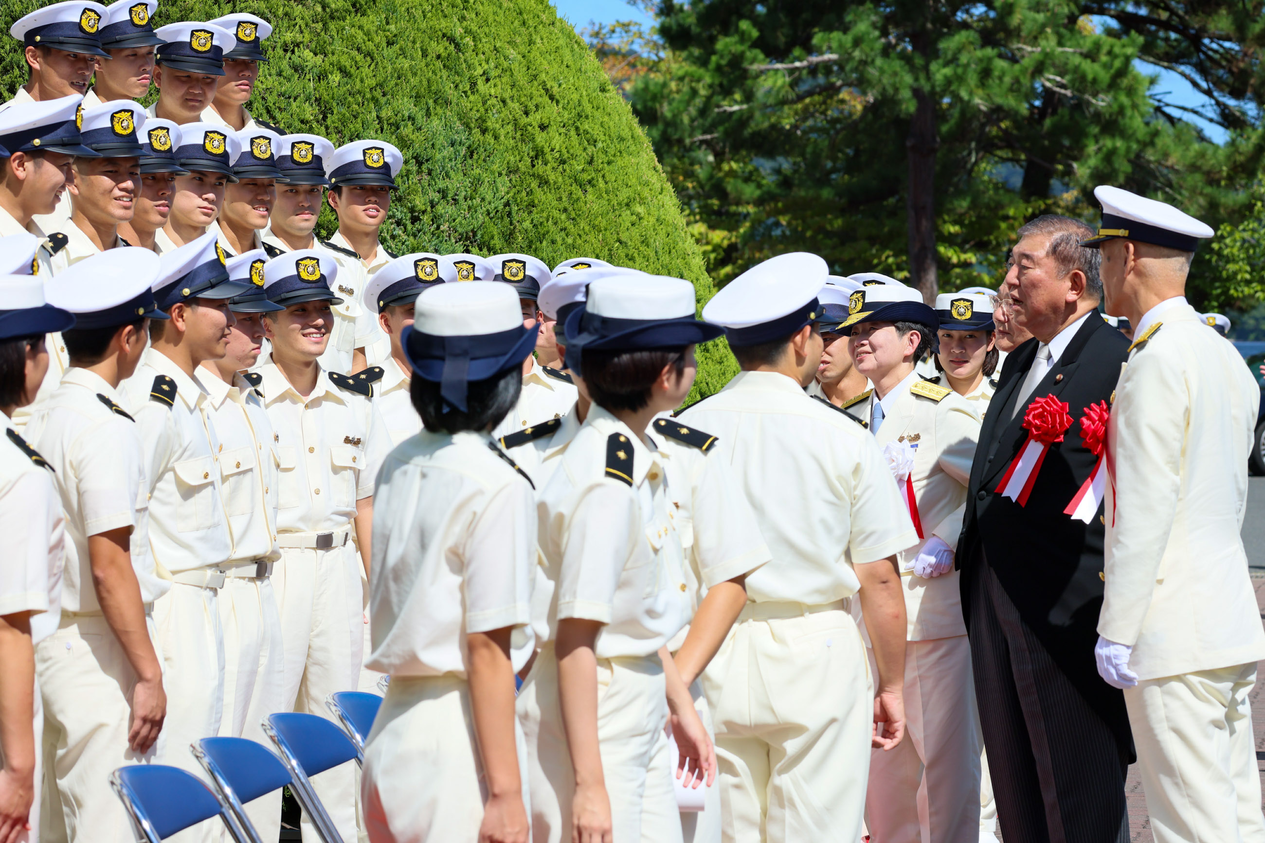 記念撮影を行う石破総理４