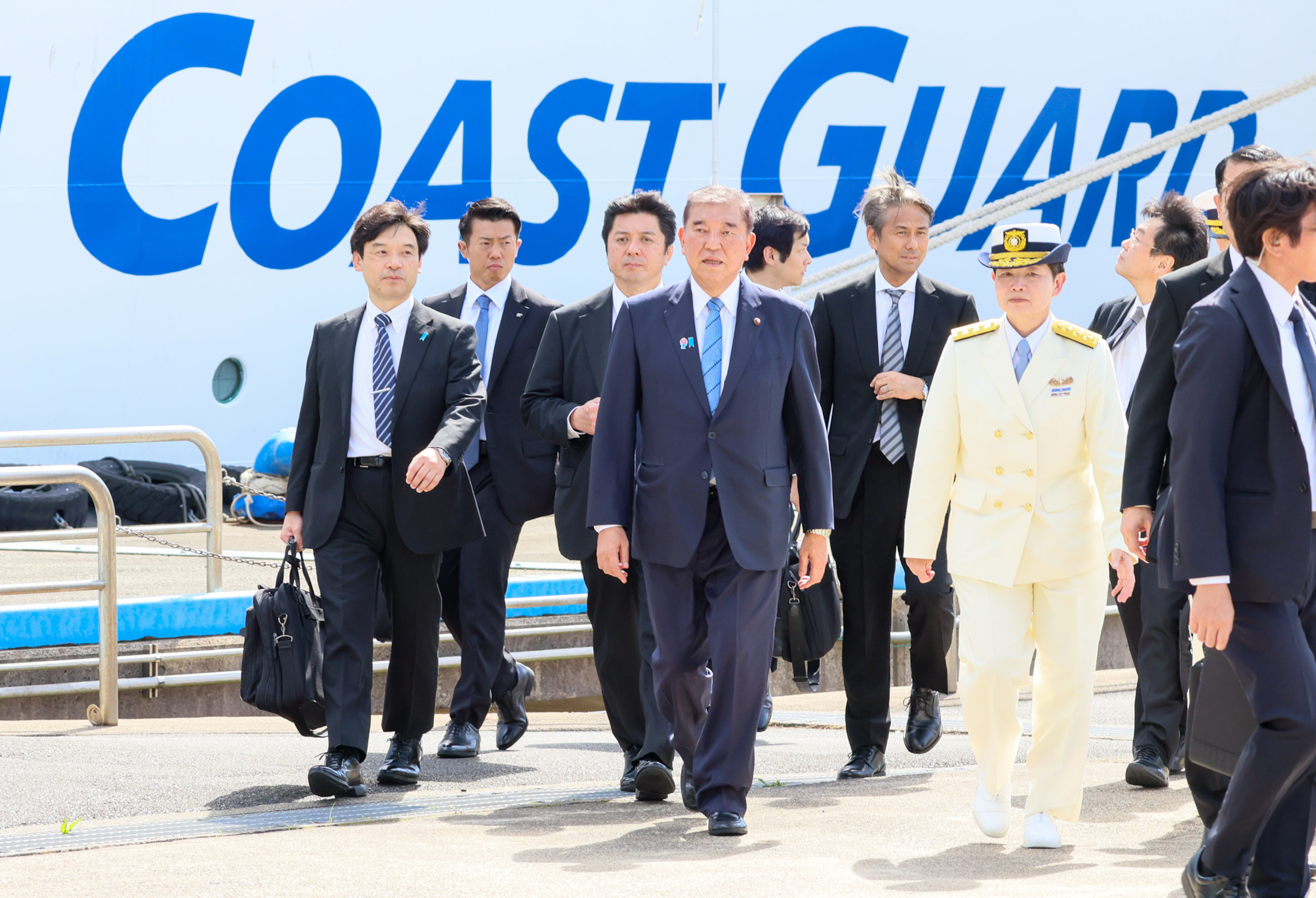 学校施設を視察する石破総理１