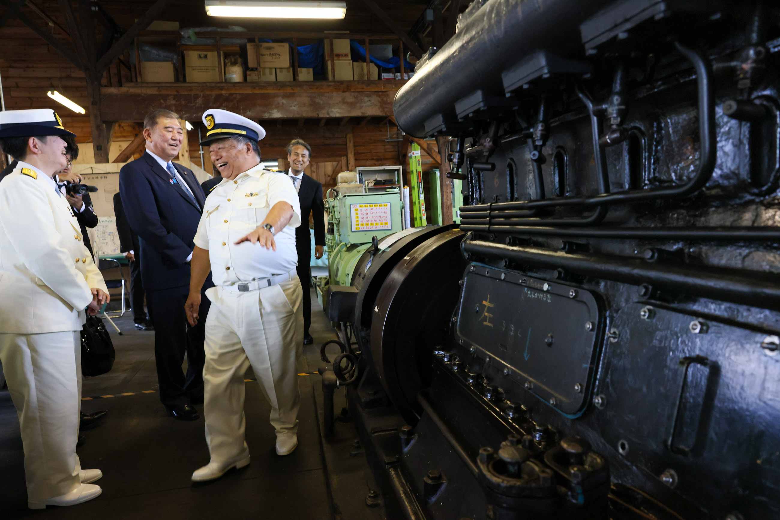 学校施設を視察する石破総理２