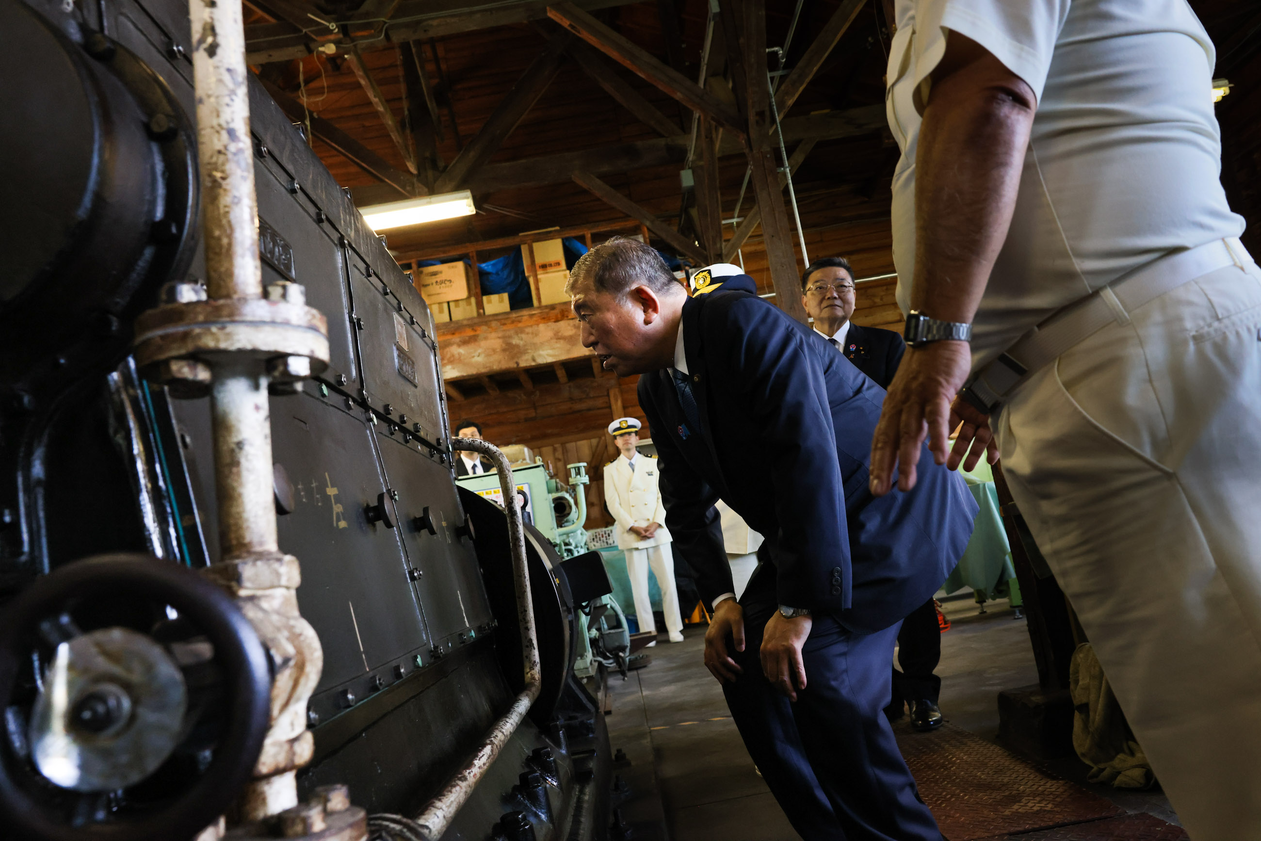 学校施設を視察する石破総理４