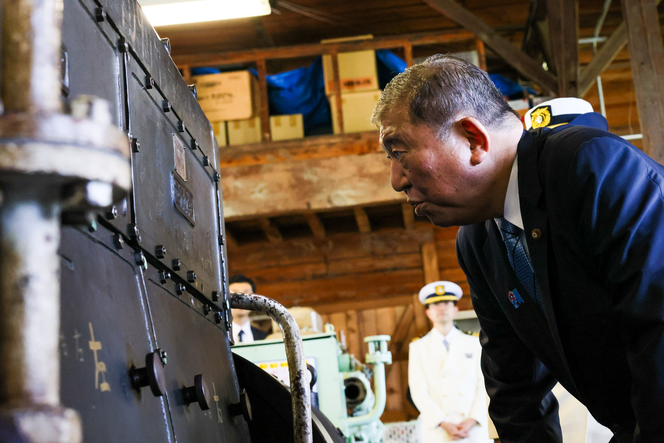 学校施設を視察する石破総理５