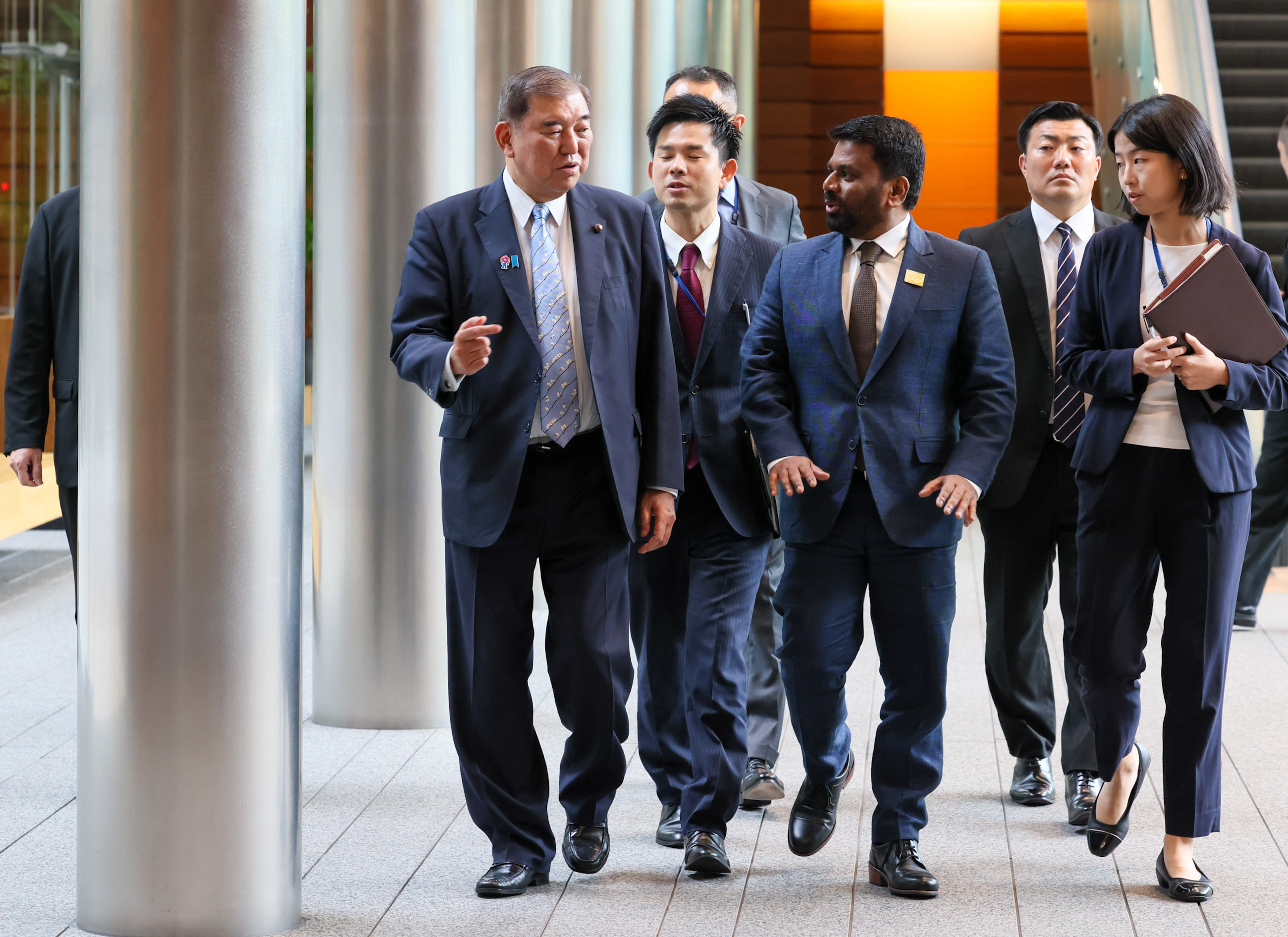 文書署名・交換式に臨む両首脳