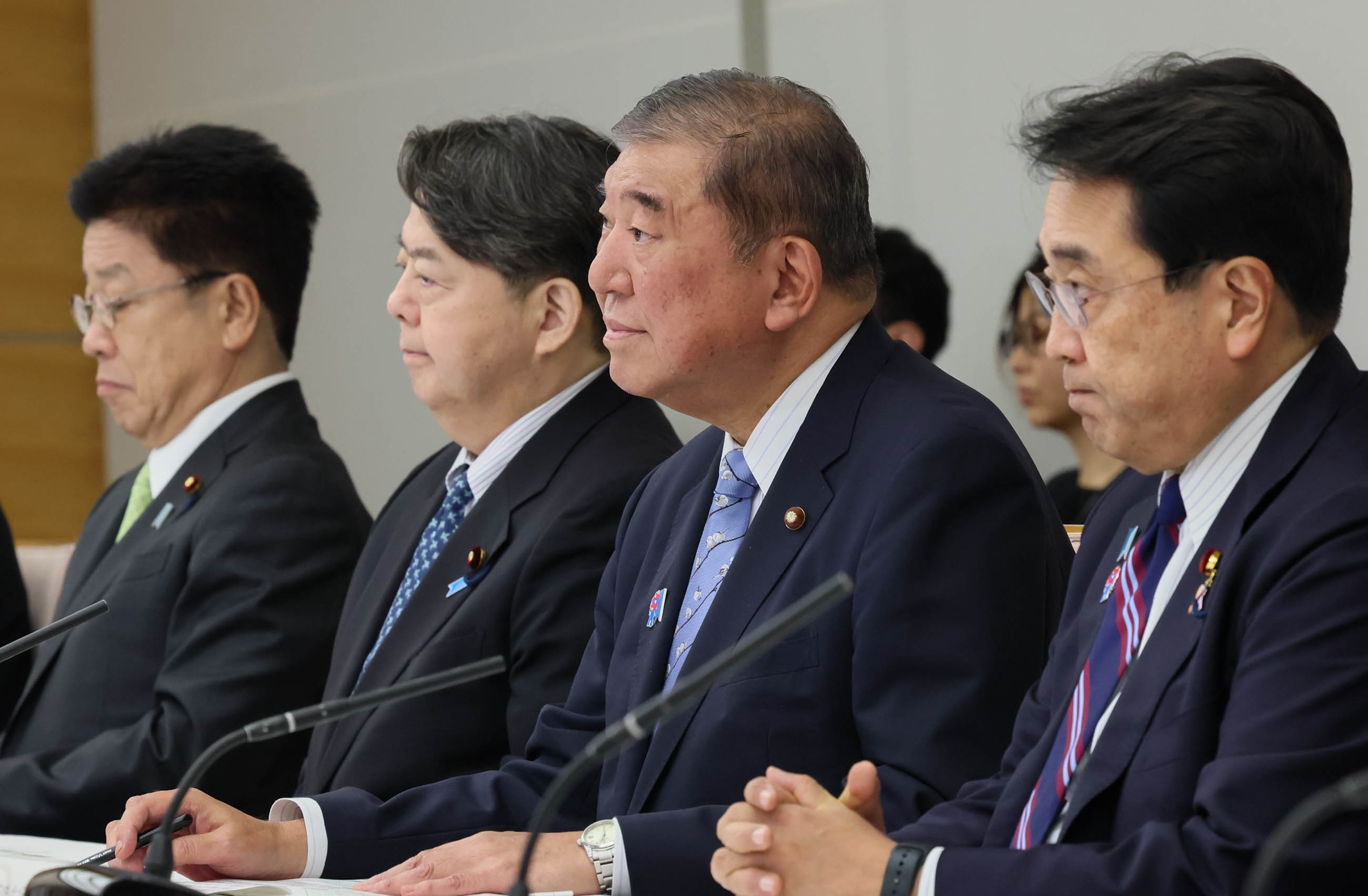 会議に臨む石破総理１