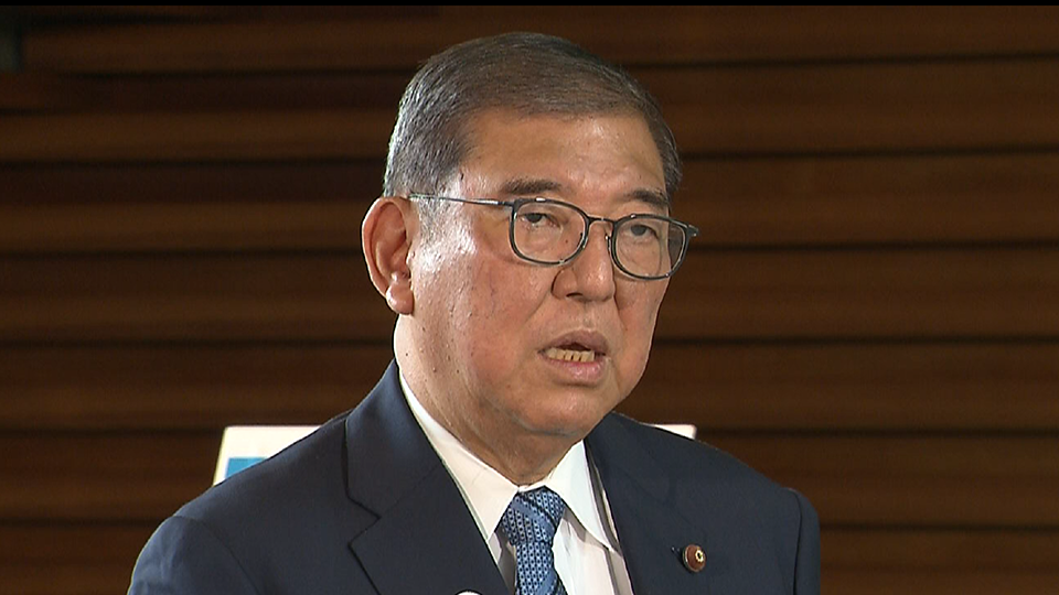 記者の質問に答える石破総理