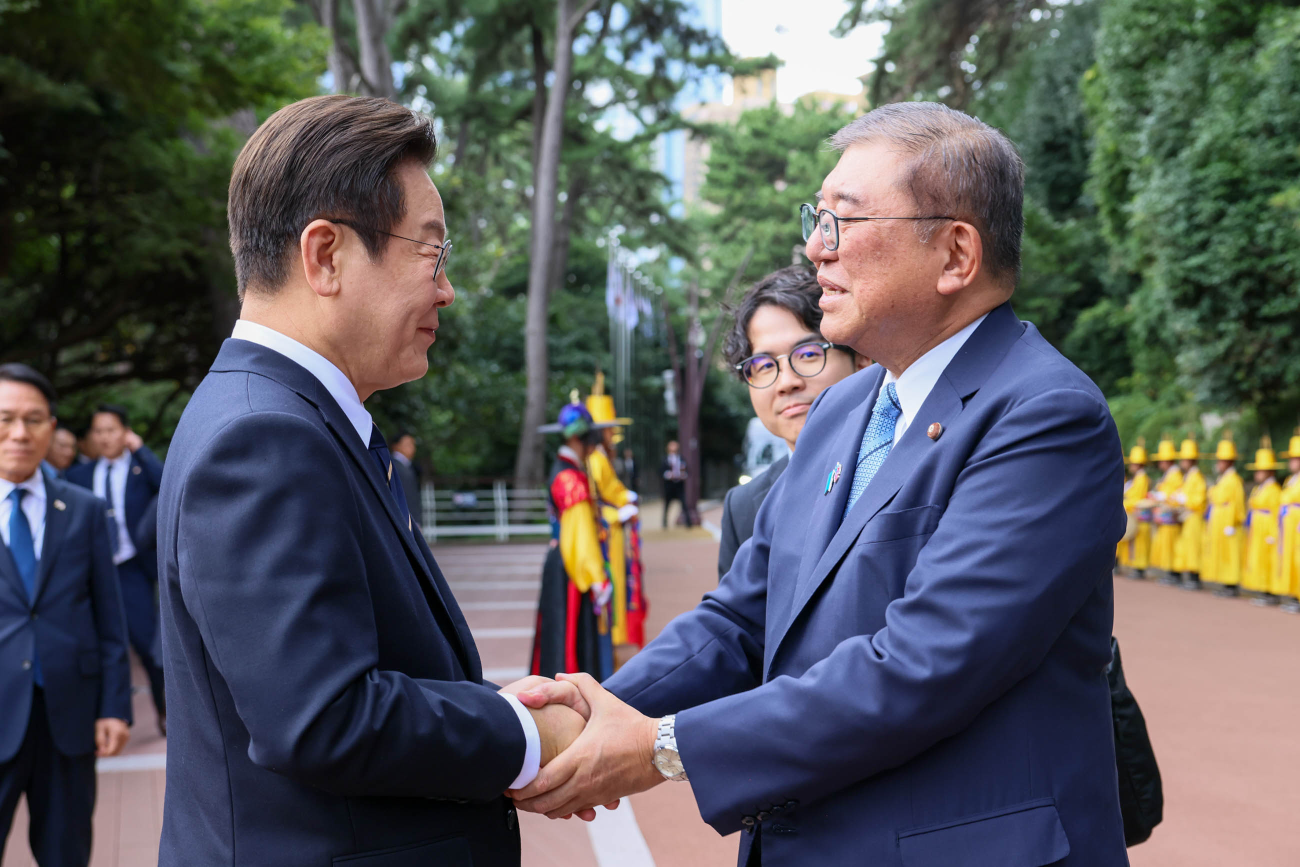 ヌルマリＡＰＥＣハウスを視察する石破総理１