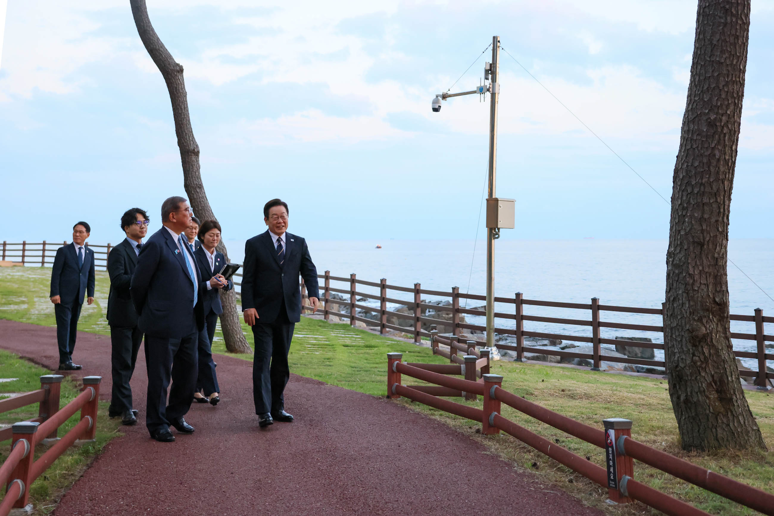 散策をする両首脳１