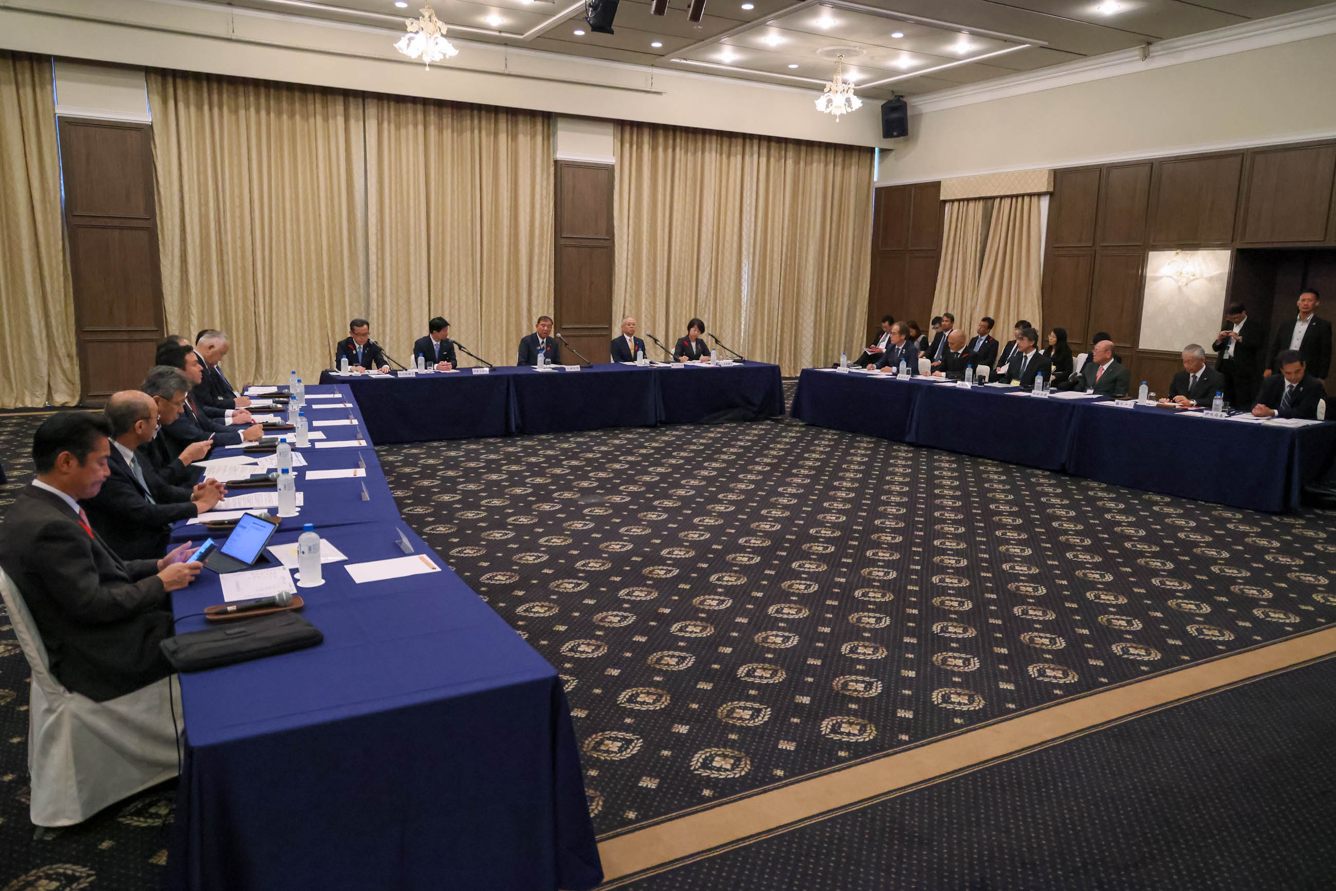 意見交換を行う石破総理１