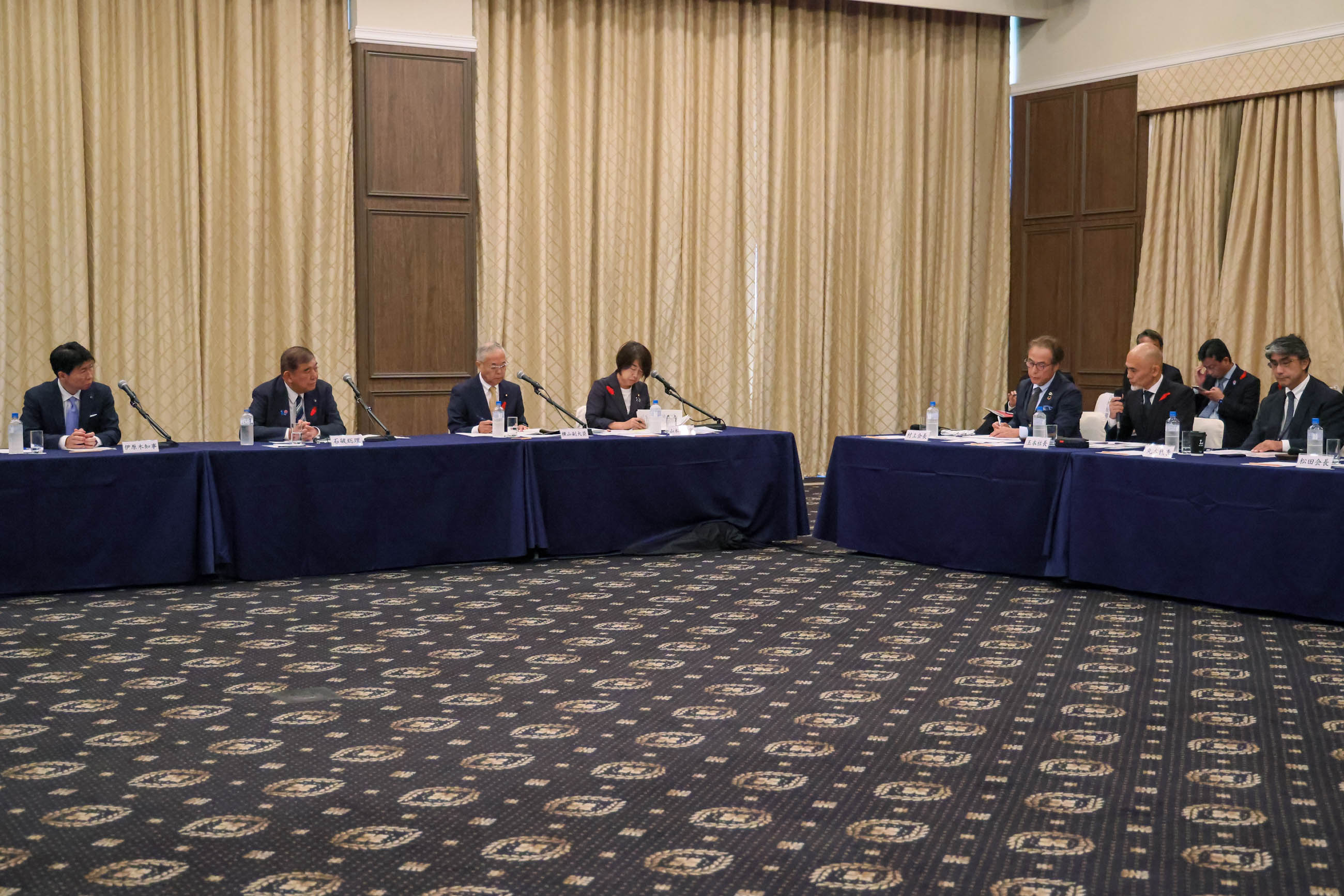 意見交換を行う石破総理５