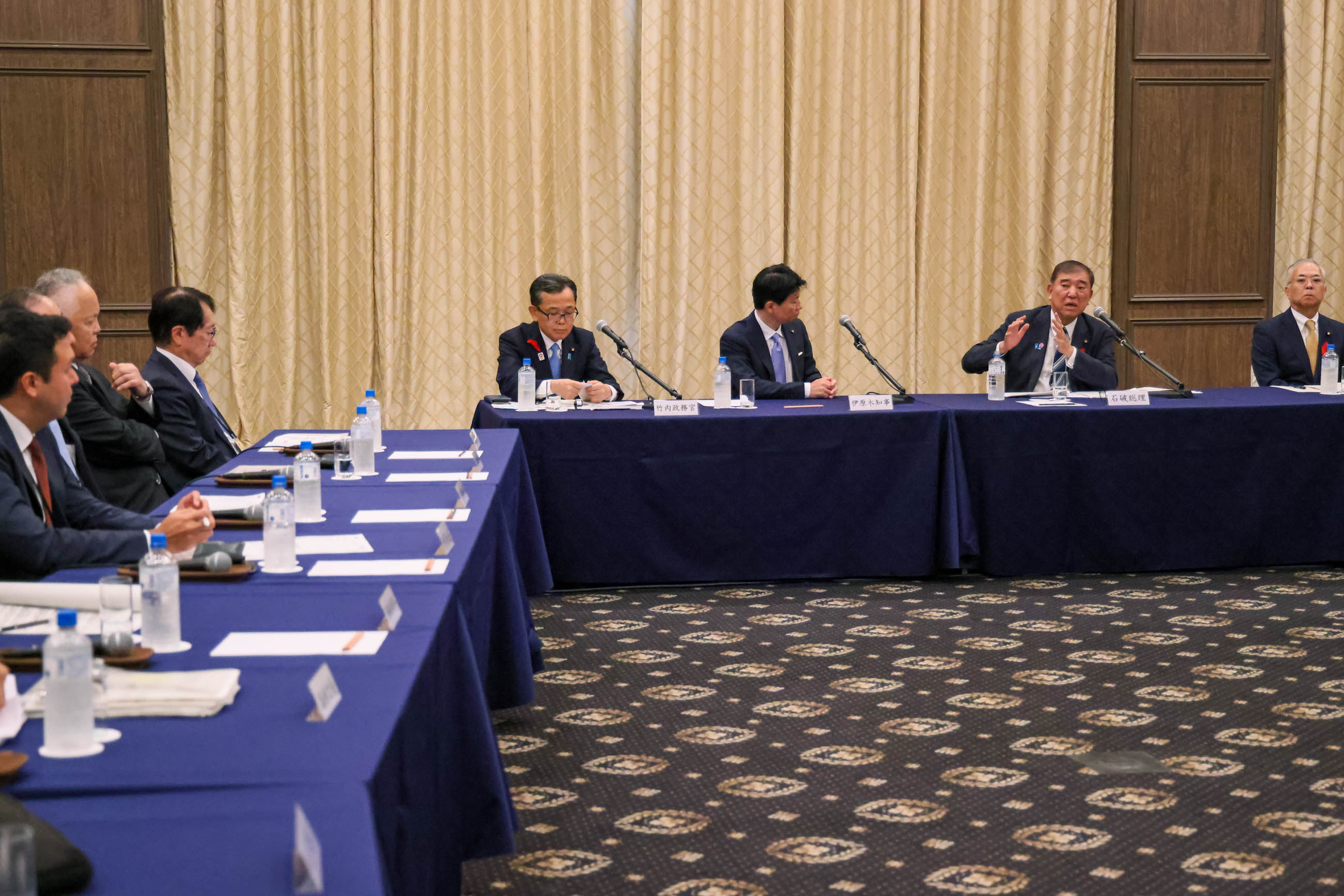 意見交換を行う石破総理６