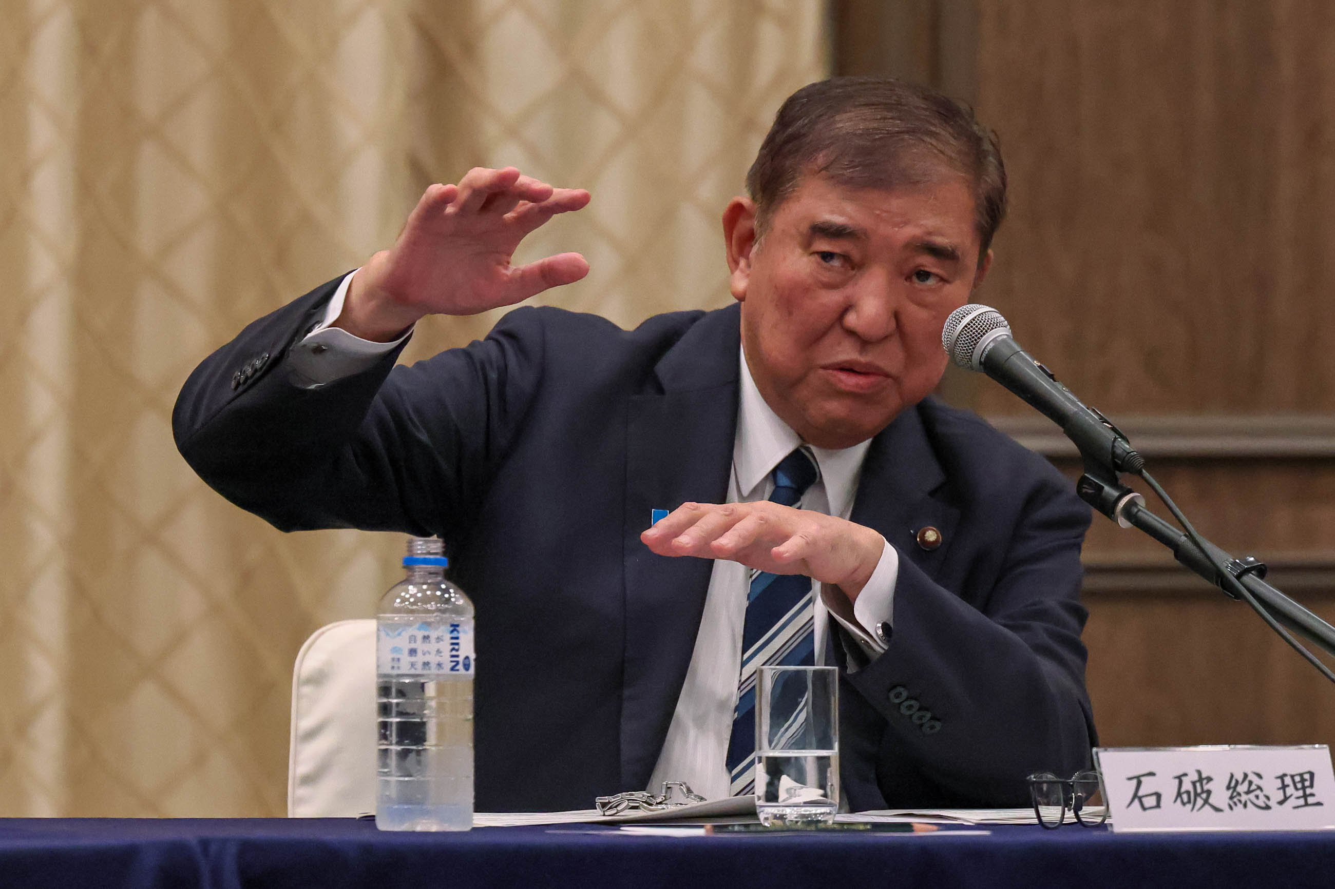 意見交換を行う石破総理７