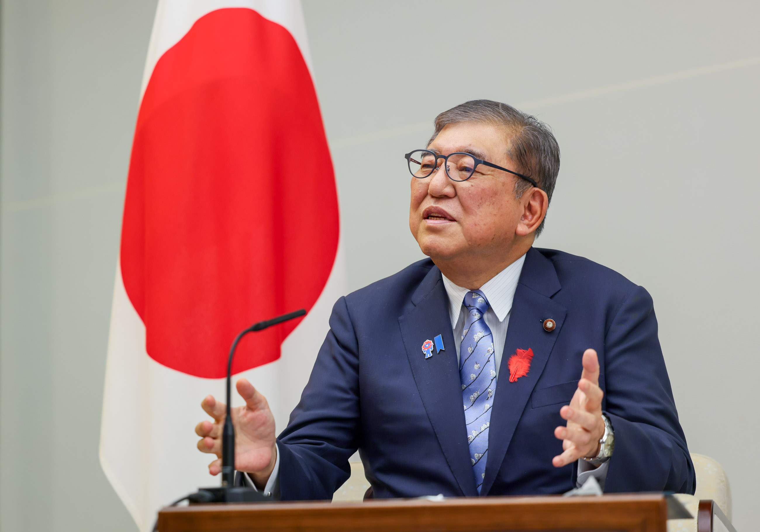 祝意を伝える石破総理３