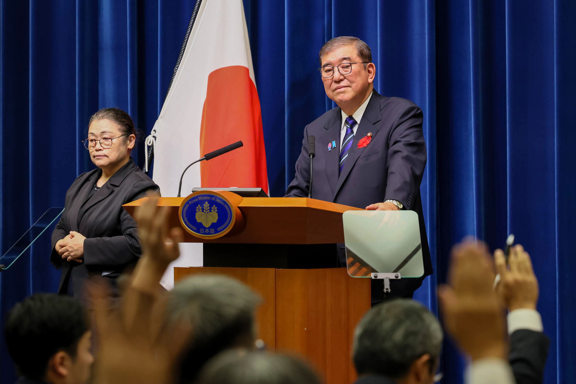 記者の質問に答える石破総理２