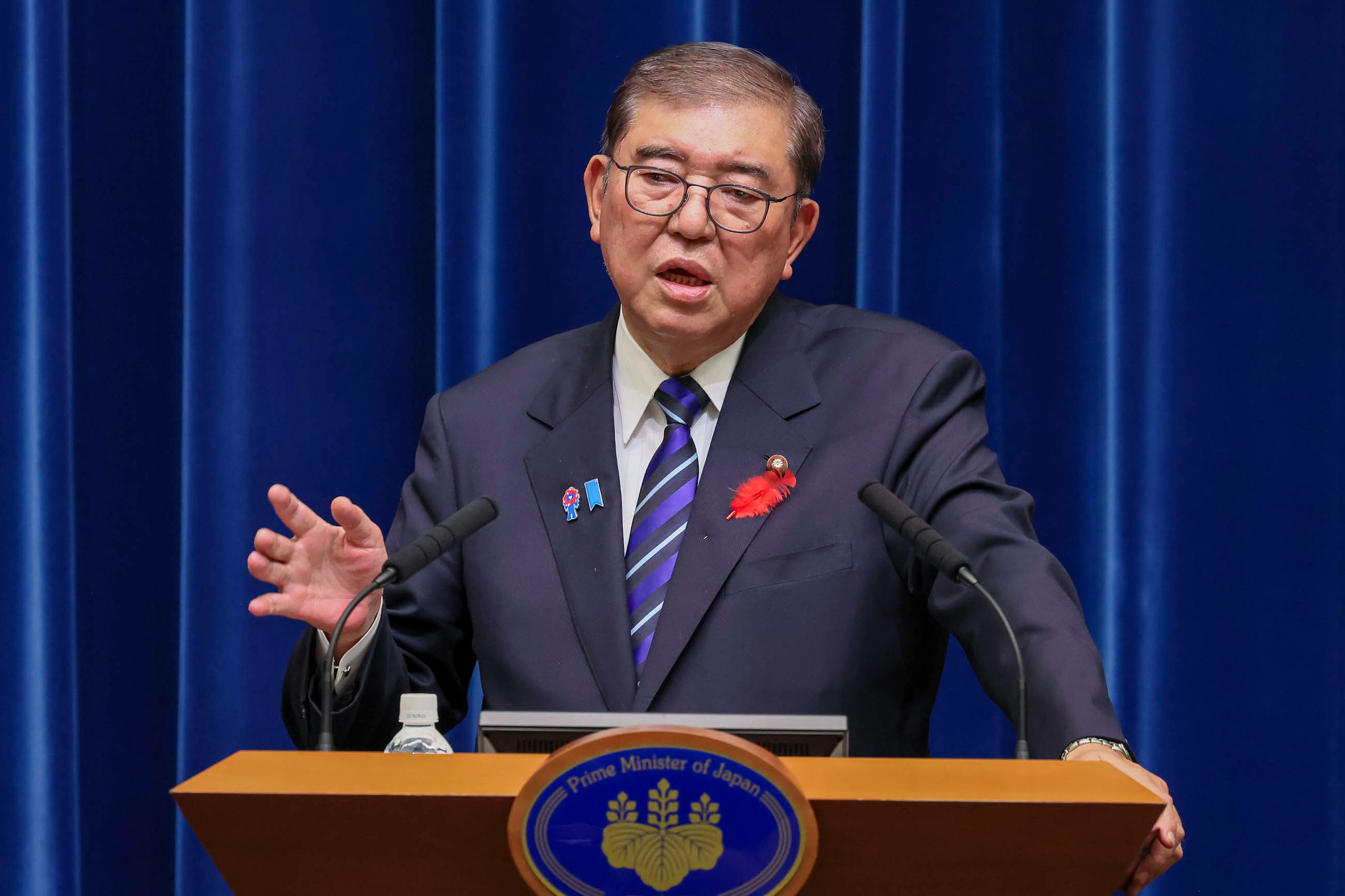 記者の質問に答える石破総理８