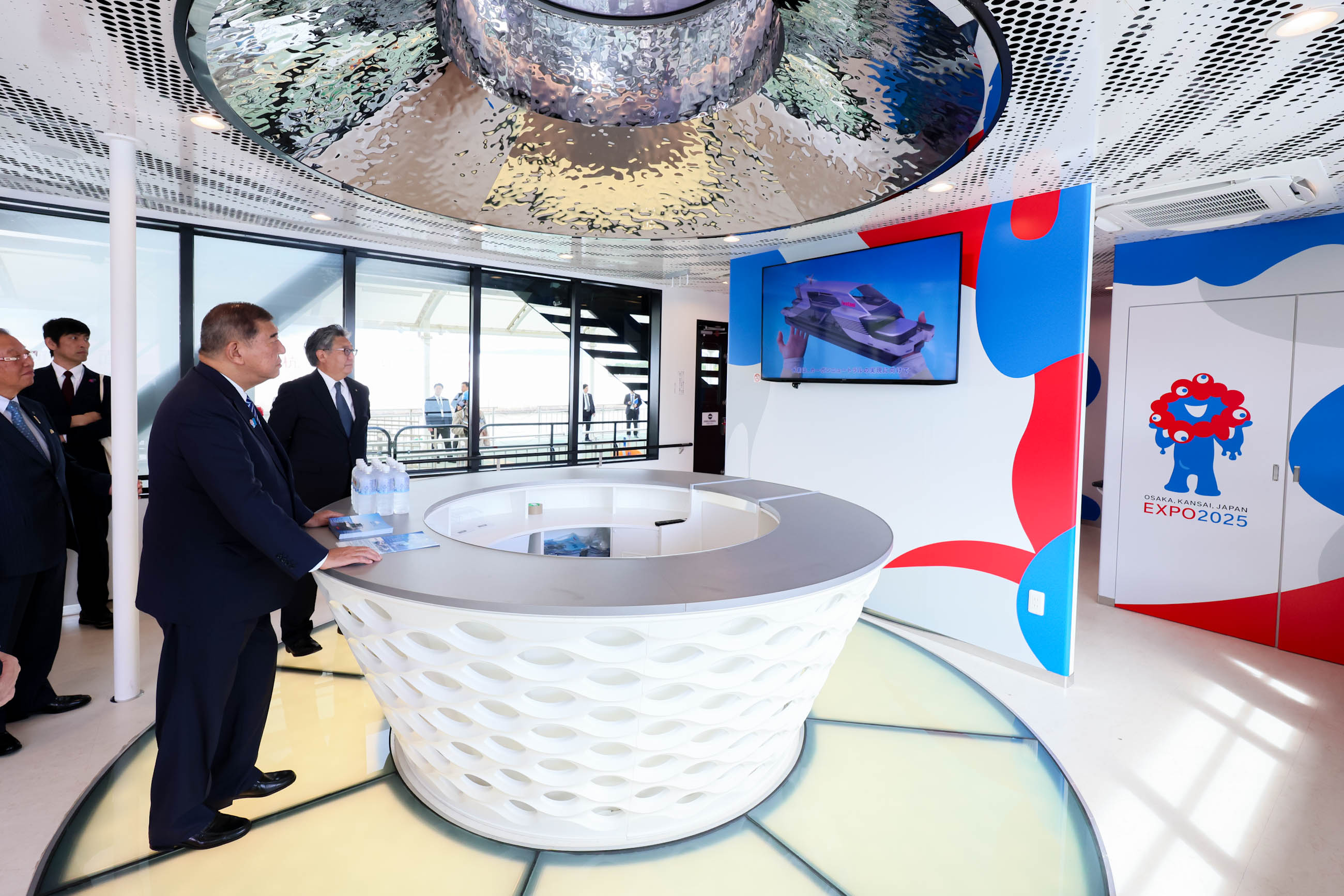 まほろばを視察する石破総理２