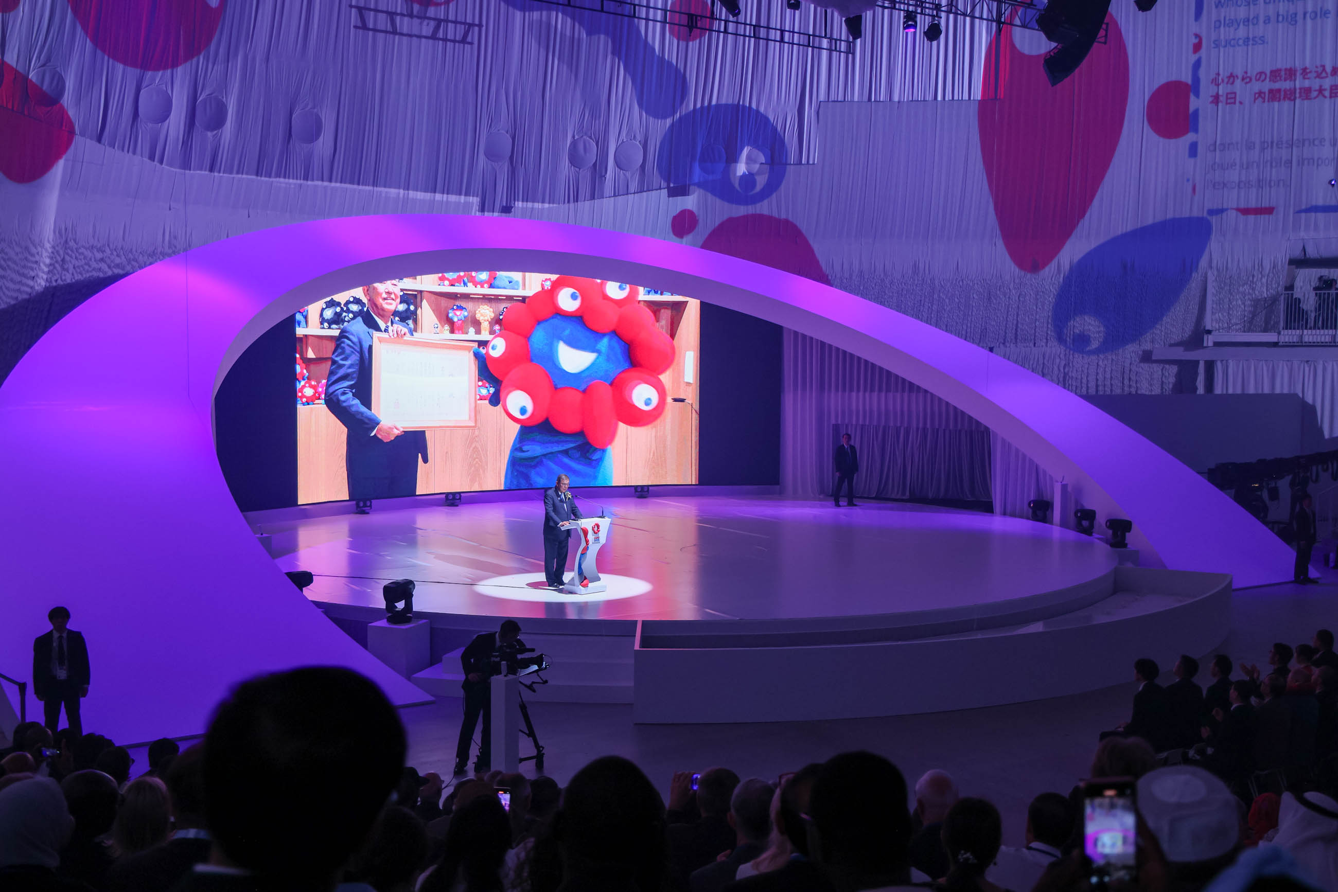 閉会式で挨拶する石破総理３