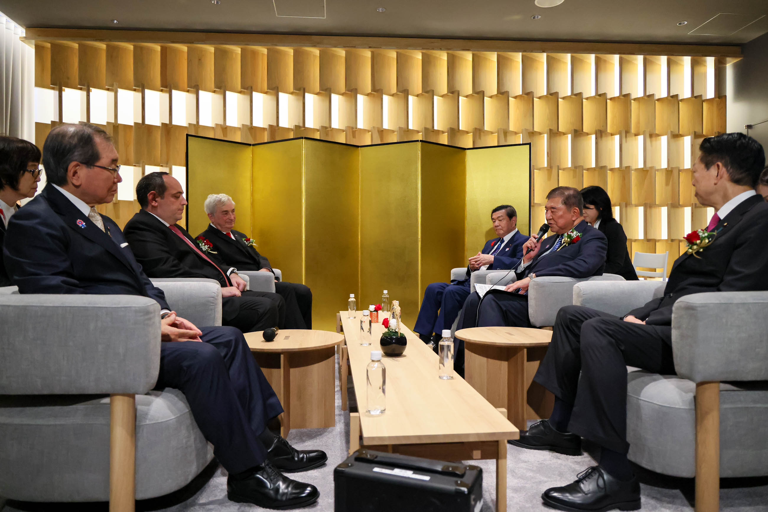 ケルケンツェスＢＩＥ事務局長と面会する石破総理１