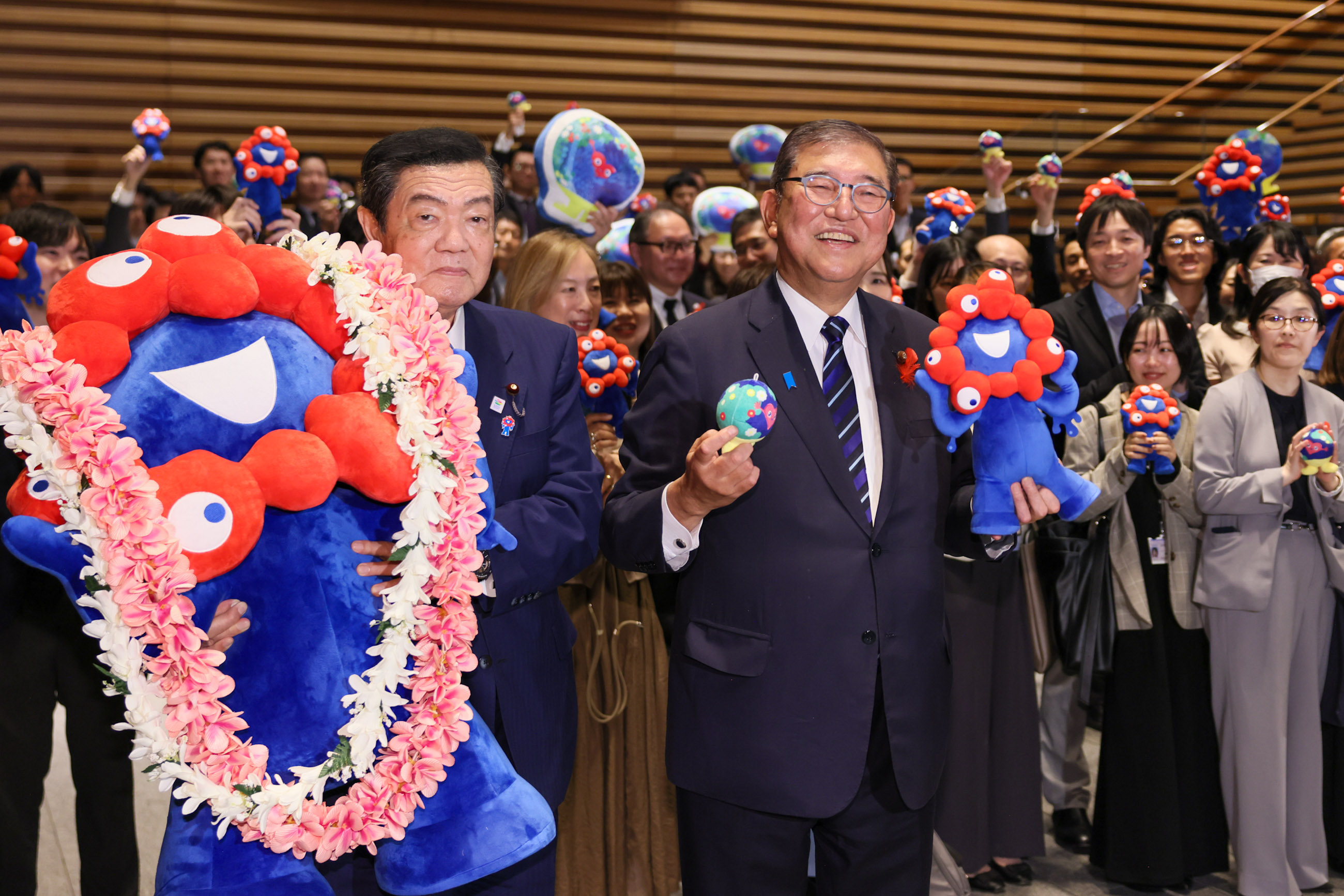 ミャクミャク人形の見送り