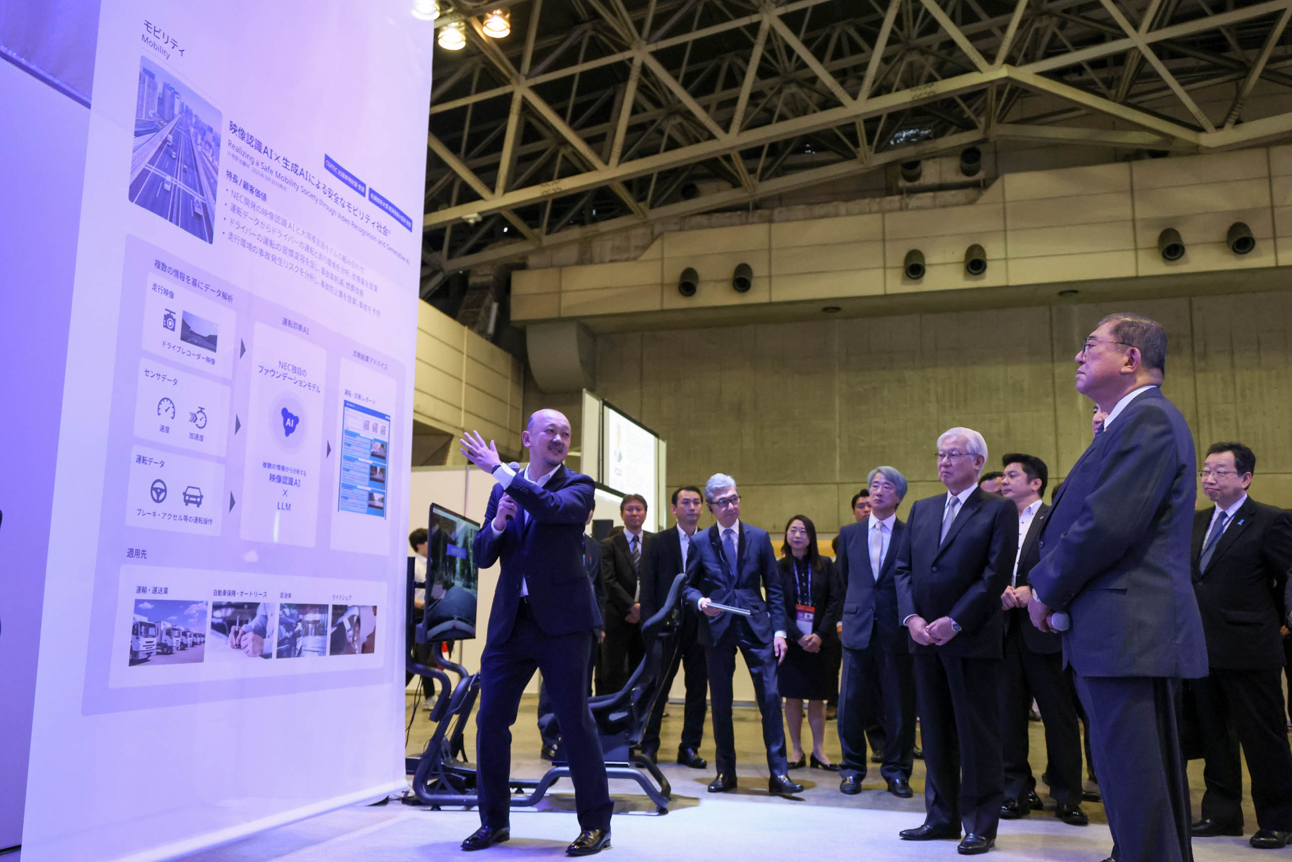 展示を視察する石破総理２