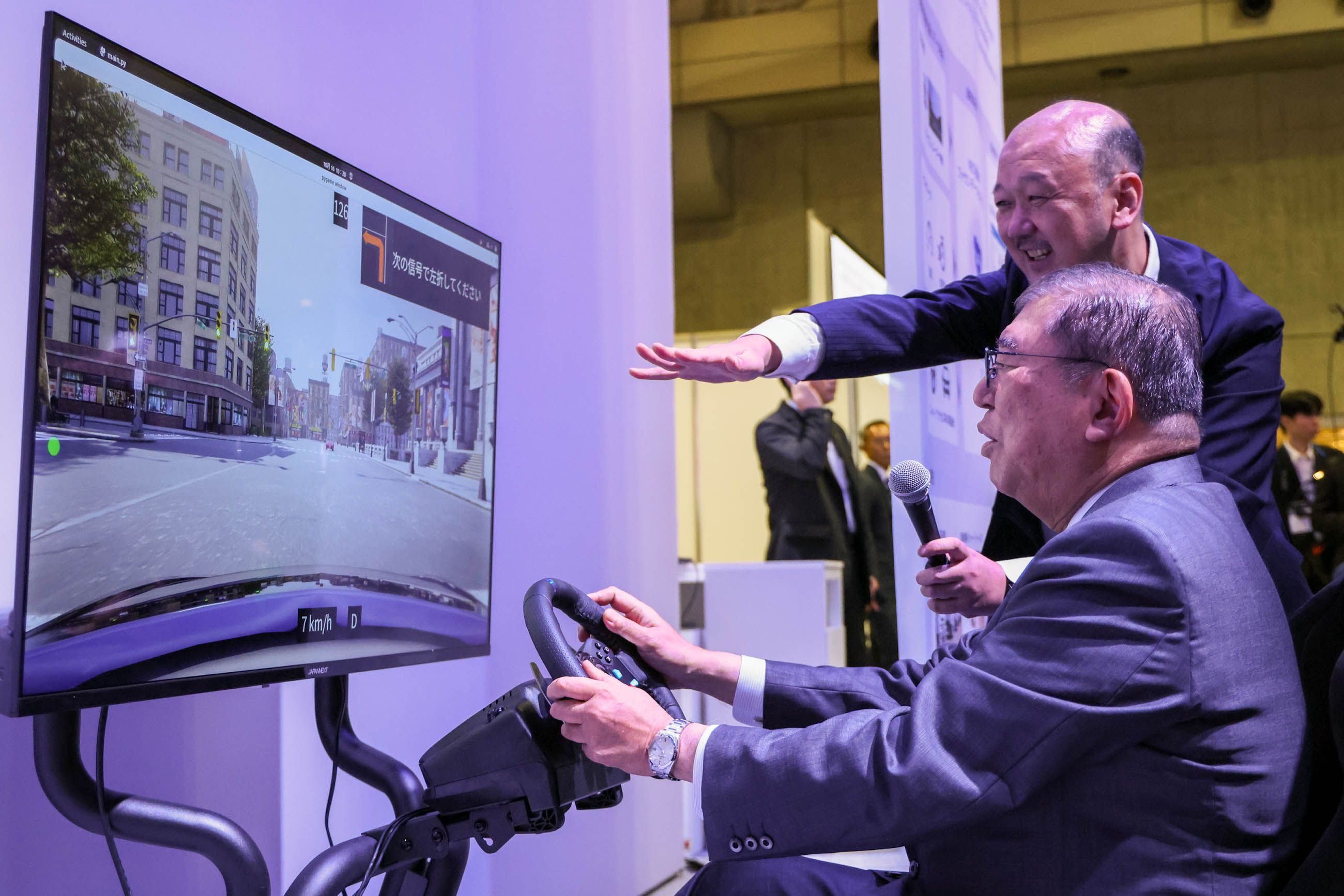 展示を視察する石破総理４