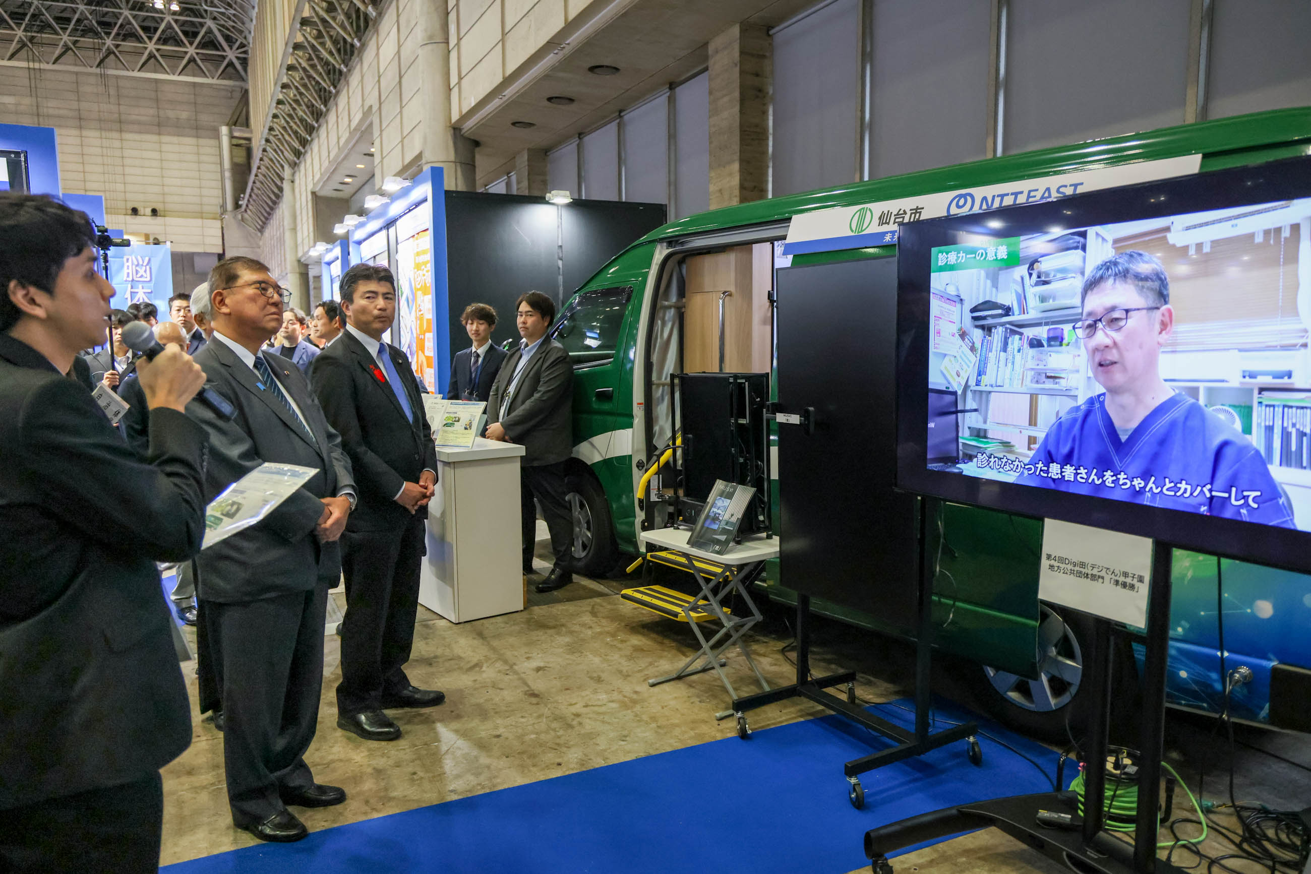 展示を視察する石破総理６