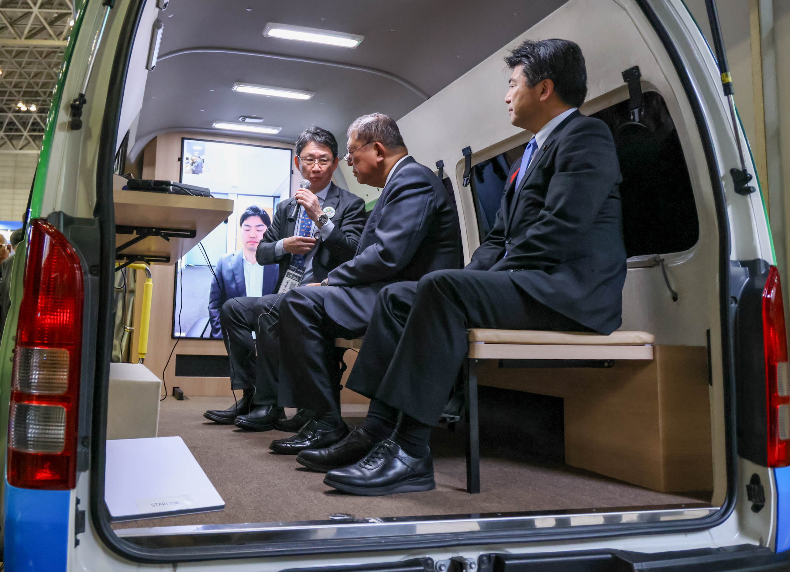 展示を視察する石破総理７