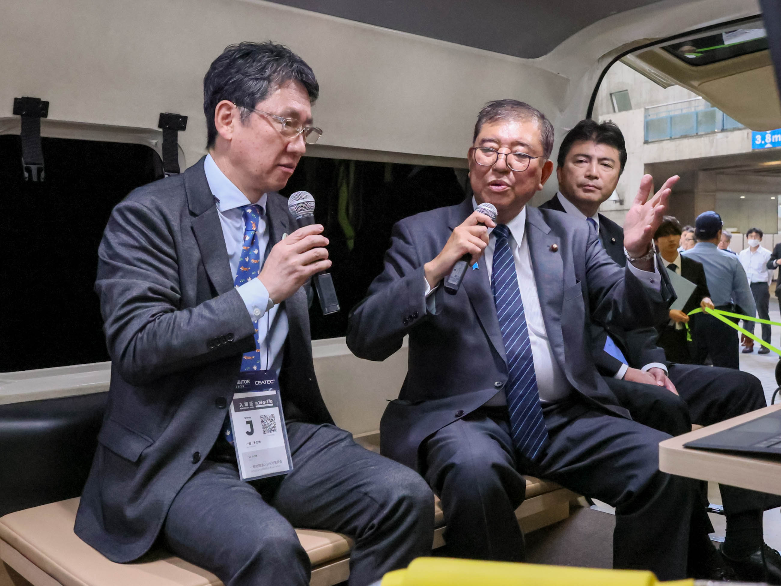 展示を視察する石破総理８