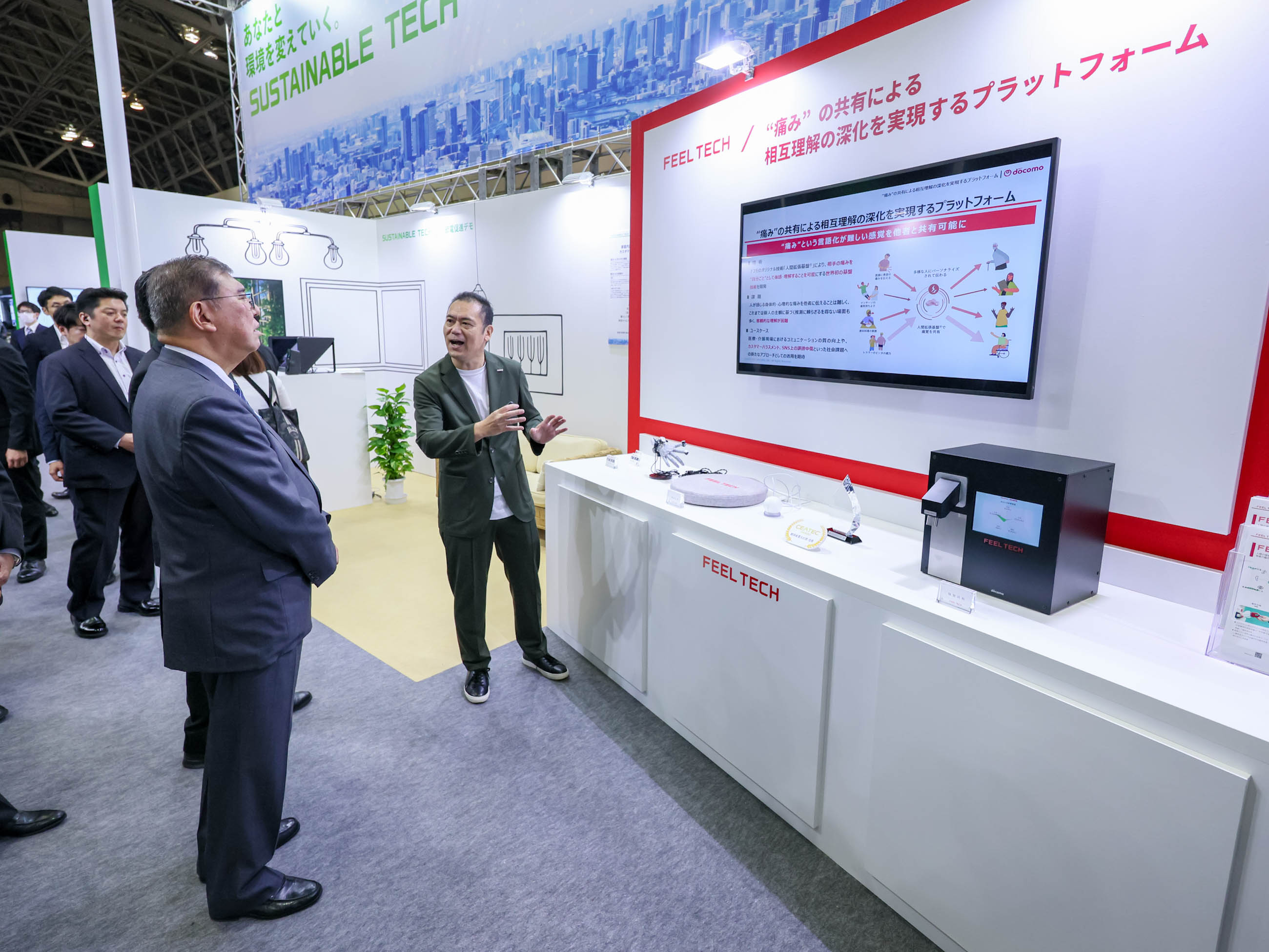 展示を視察する石破総理１２