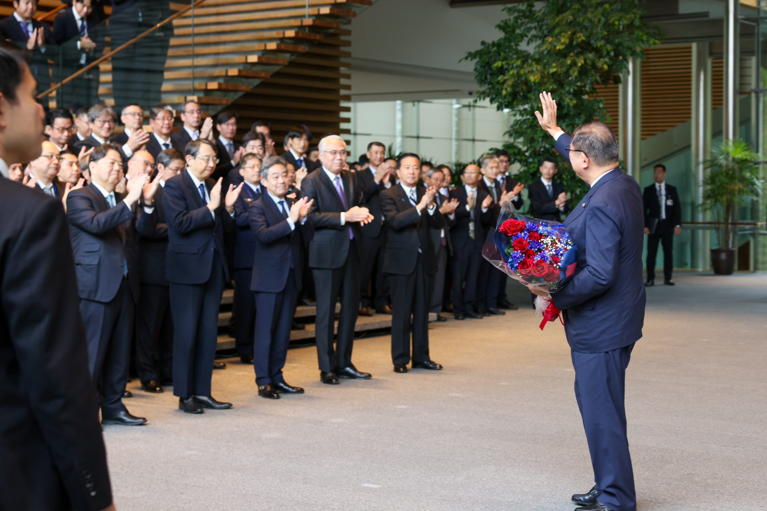 花束を贈呈される石破総理８