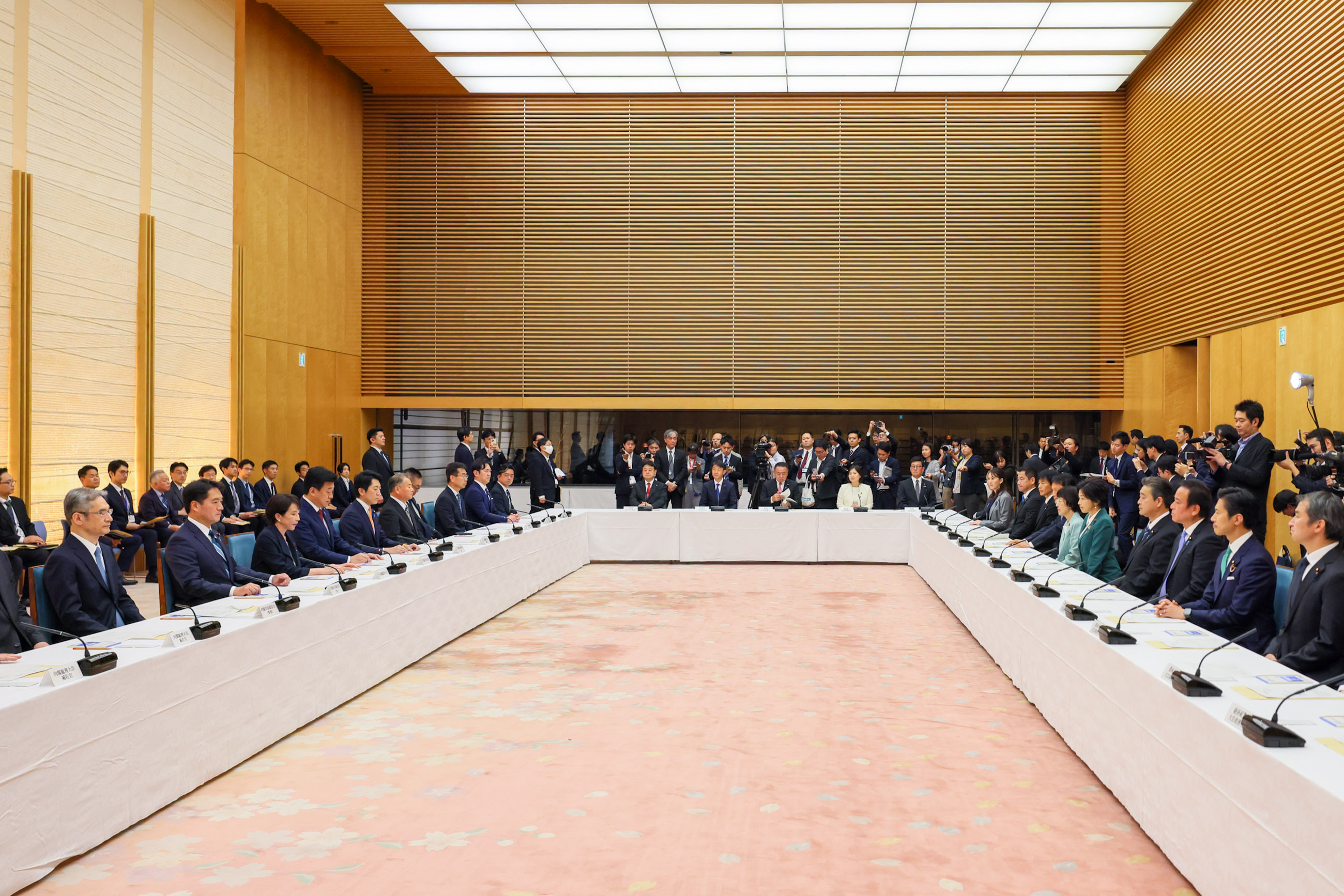 挨拶する高市総理３