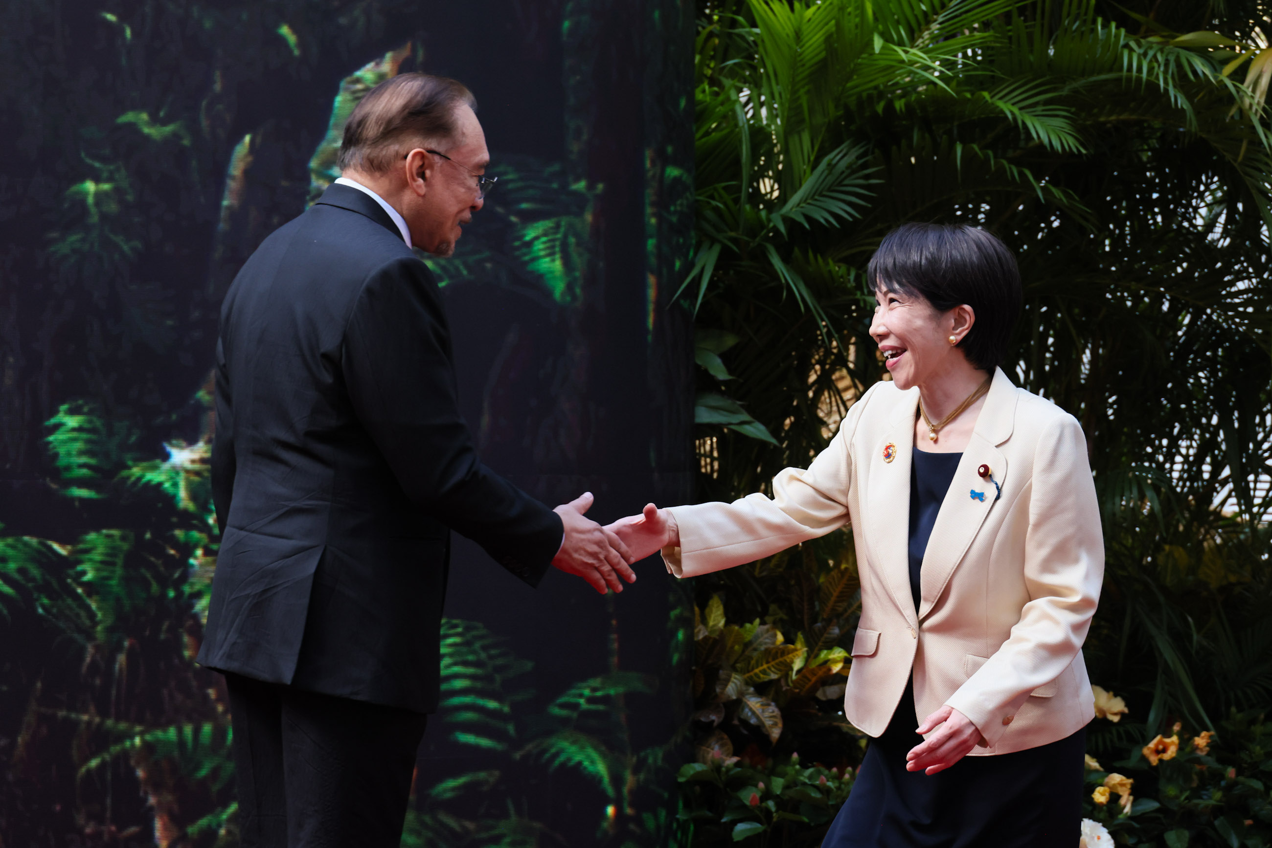 アンワル首相による出迎えを受ける高市総理１