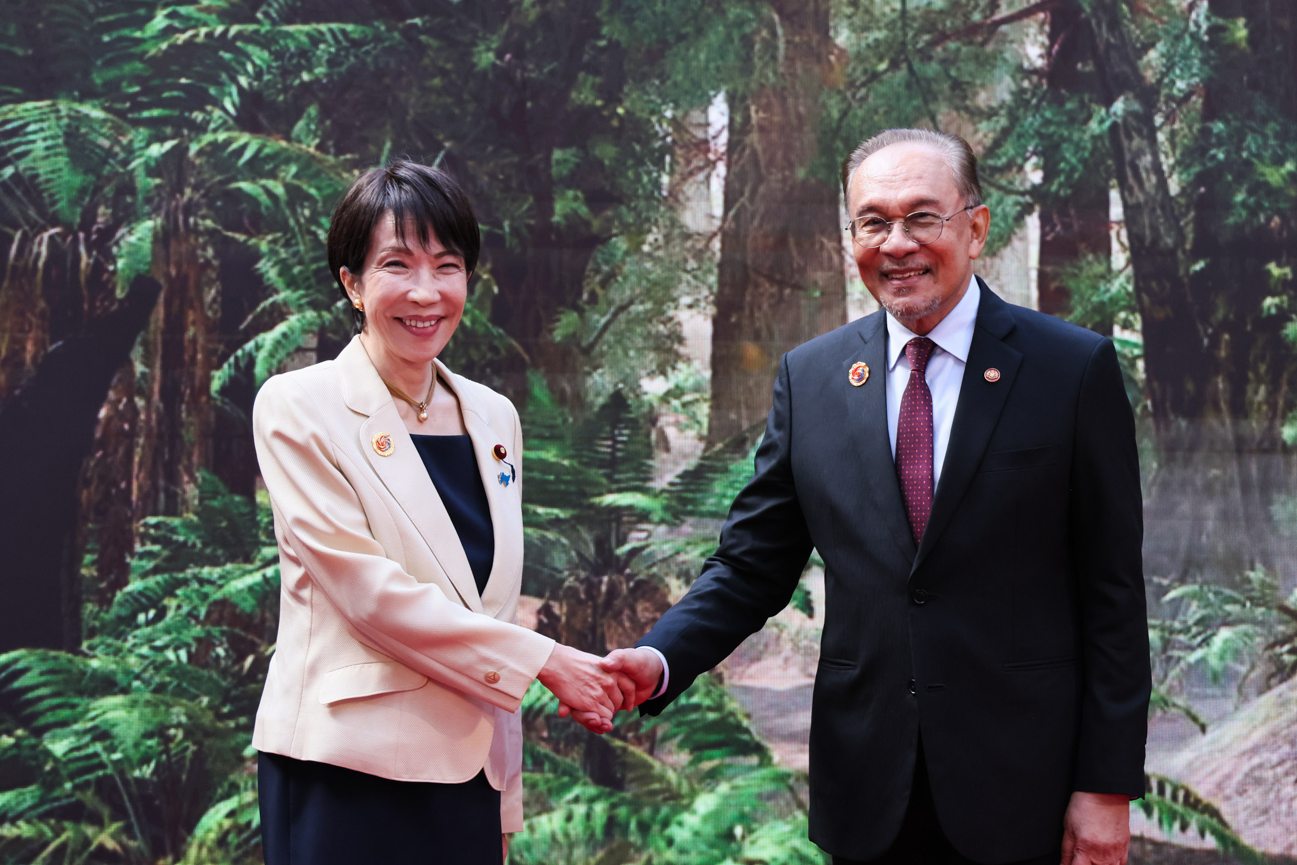 アンワル首相による出迎えを受ける高市総理２