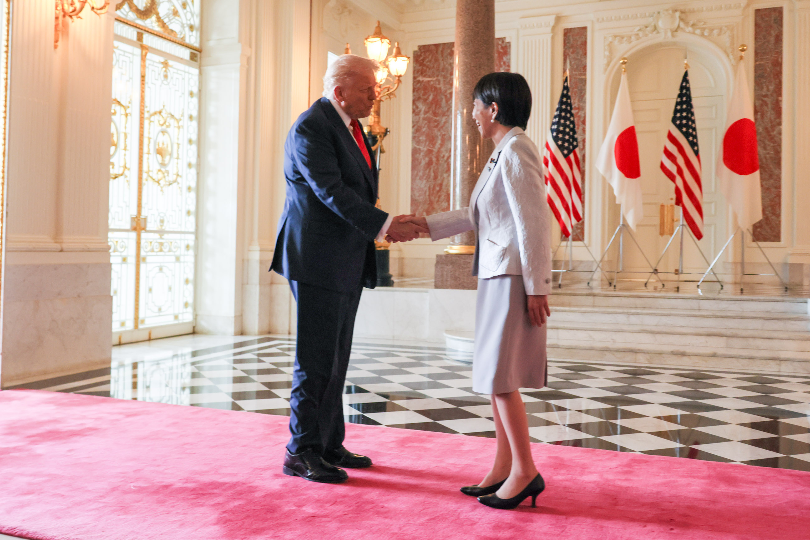 トランプ大統領を出迎える高市総理２