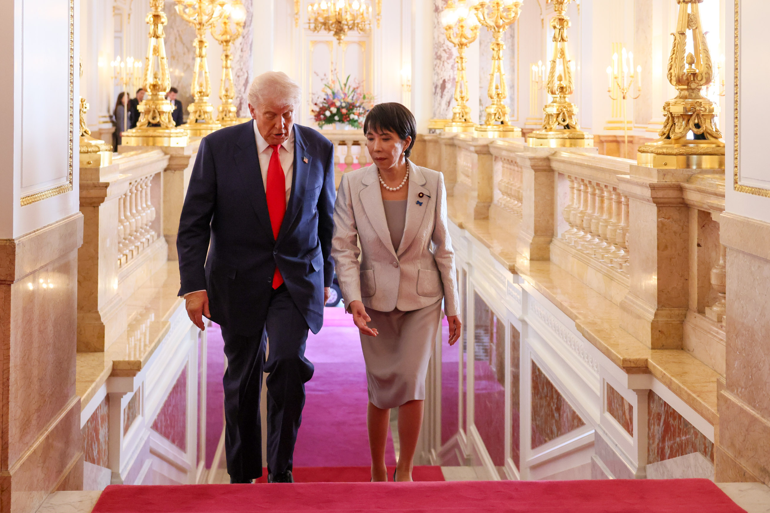 トランプ大統領を出迎える高市総理３