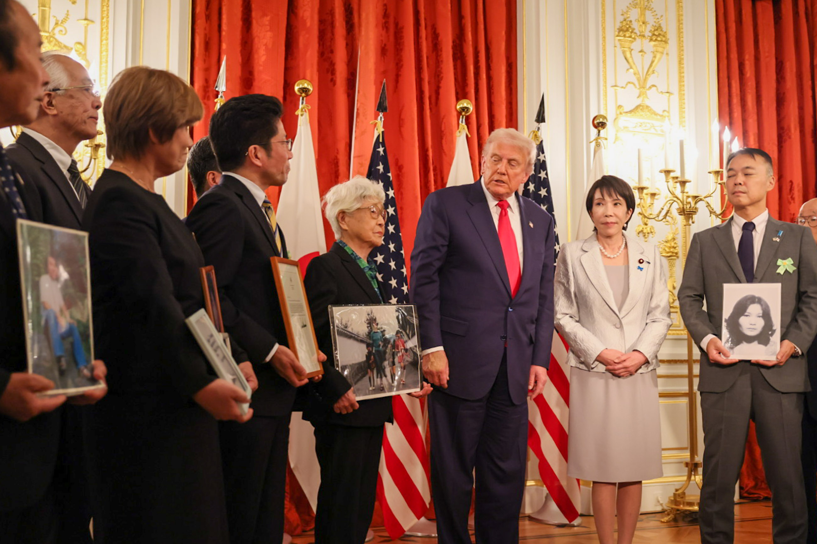 拉致被害者御家族等と面会する両首脳５