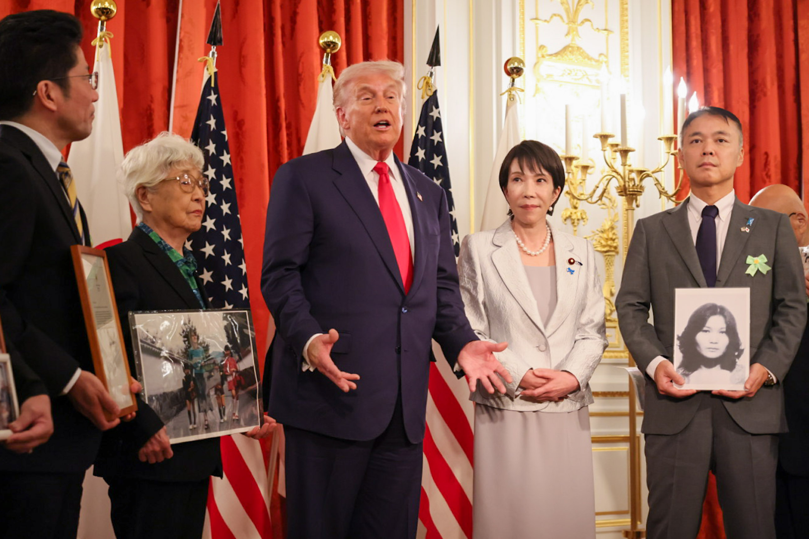 拉致被害者御家族等と面会する両首脳６