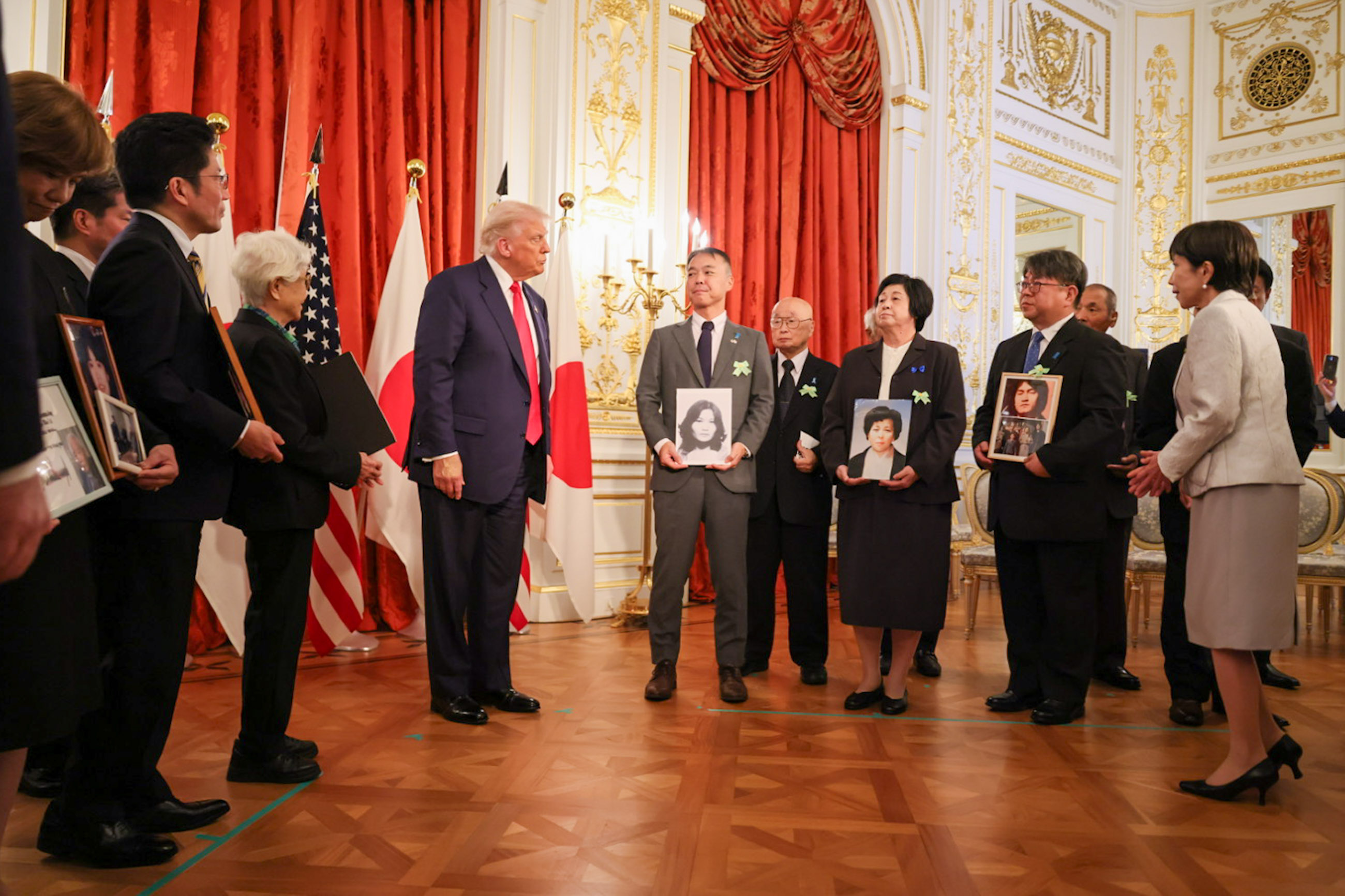 拉致被害者御家族等と面会する両首脳７