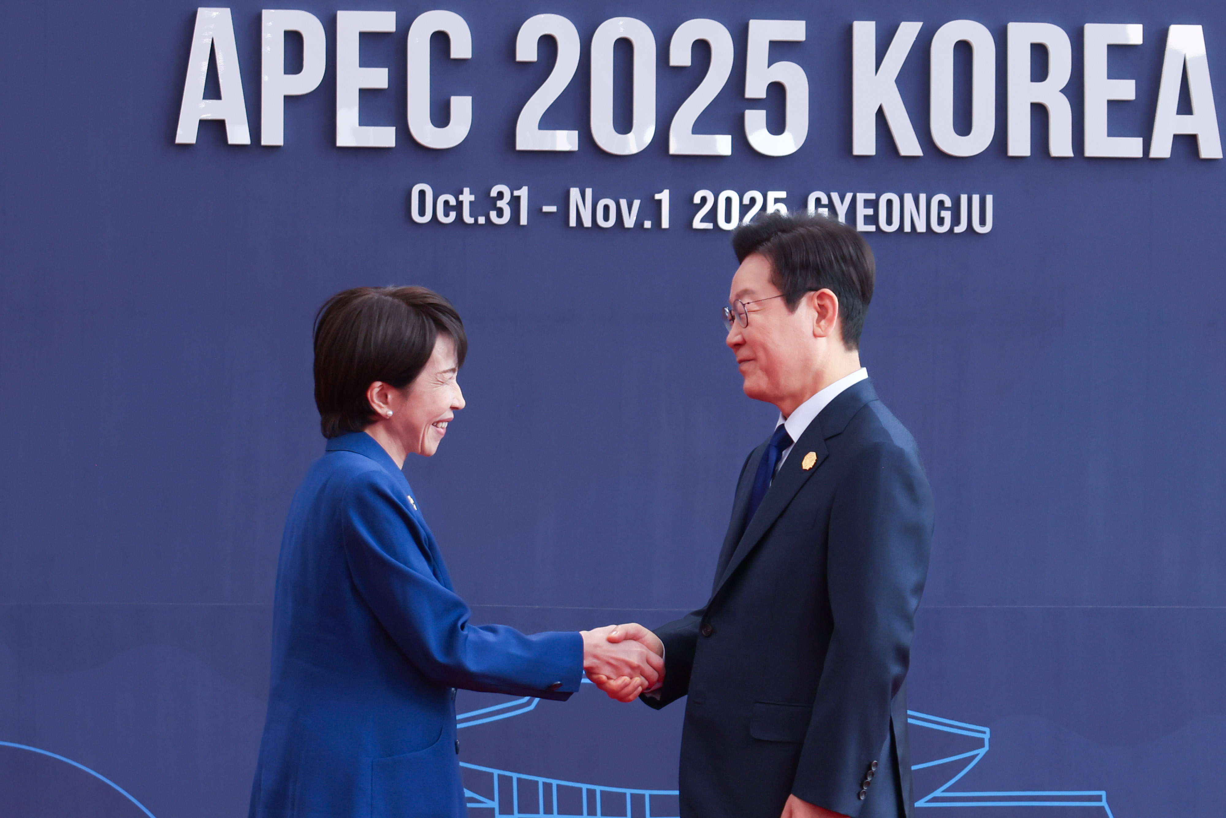 李在明韓国大統領による出迎えを受ける高市総理１