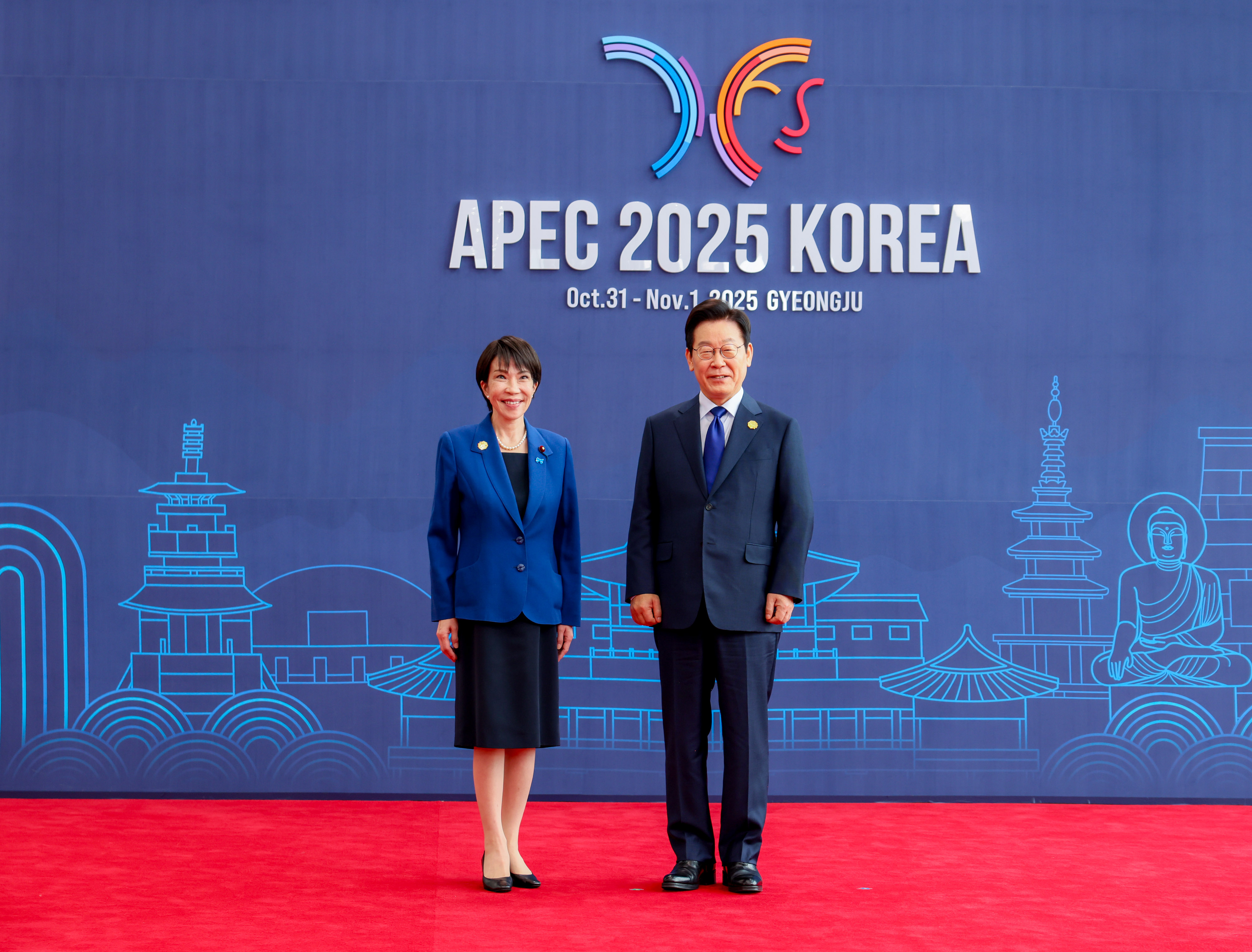 李在明韓国大統領による出迎えを受ける高市総理４