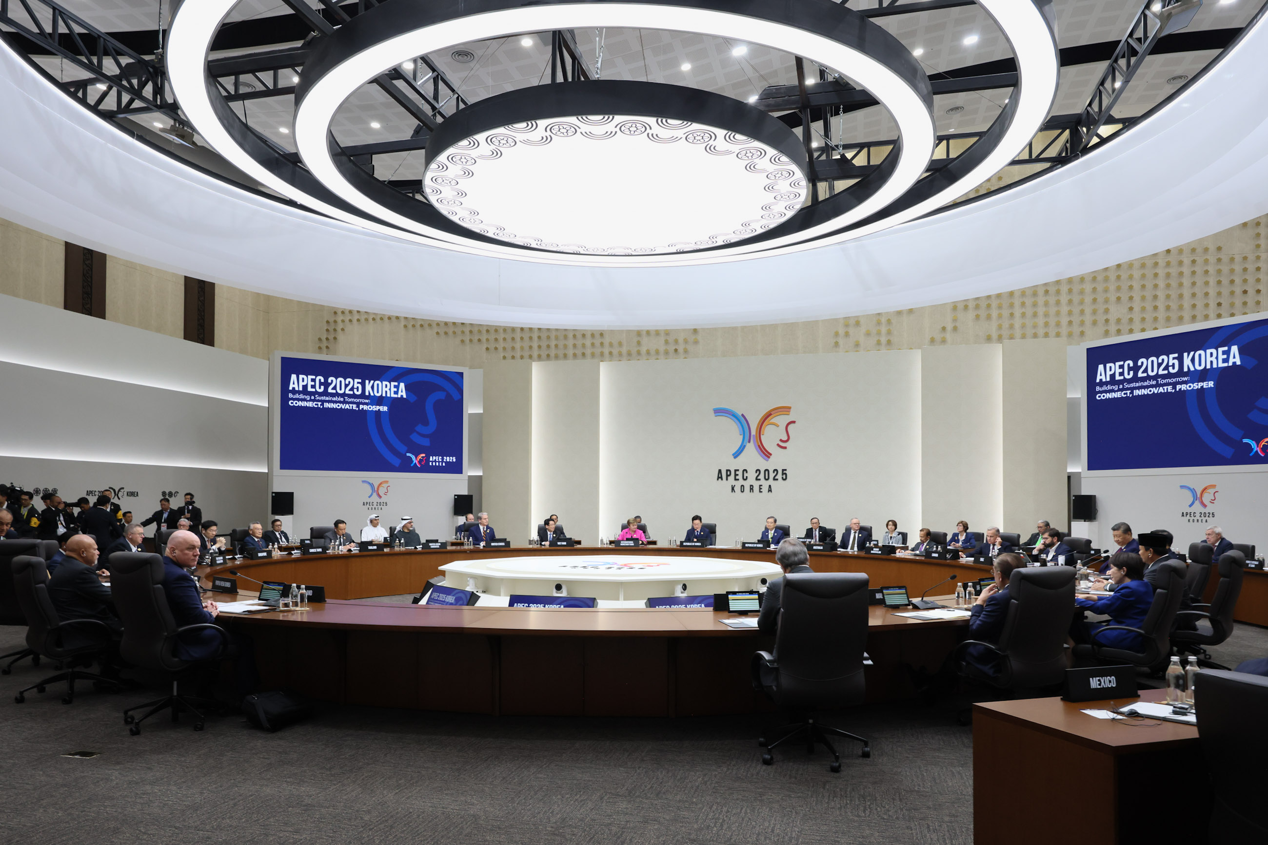 ＡＰＥＣ首脳会議（第１セッション）に出席する高市総理７