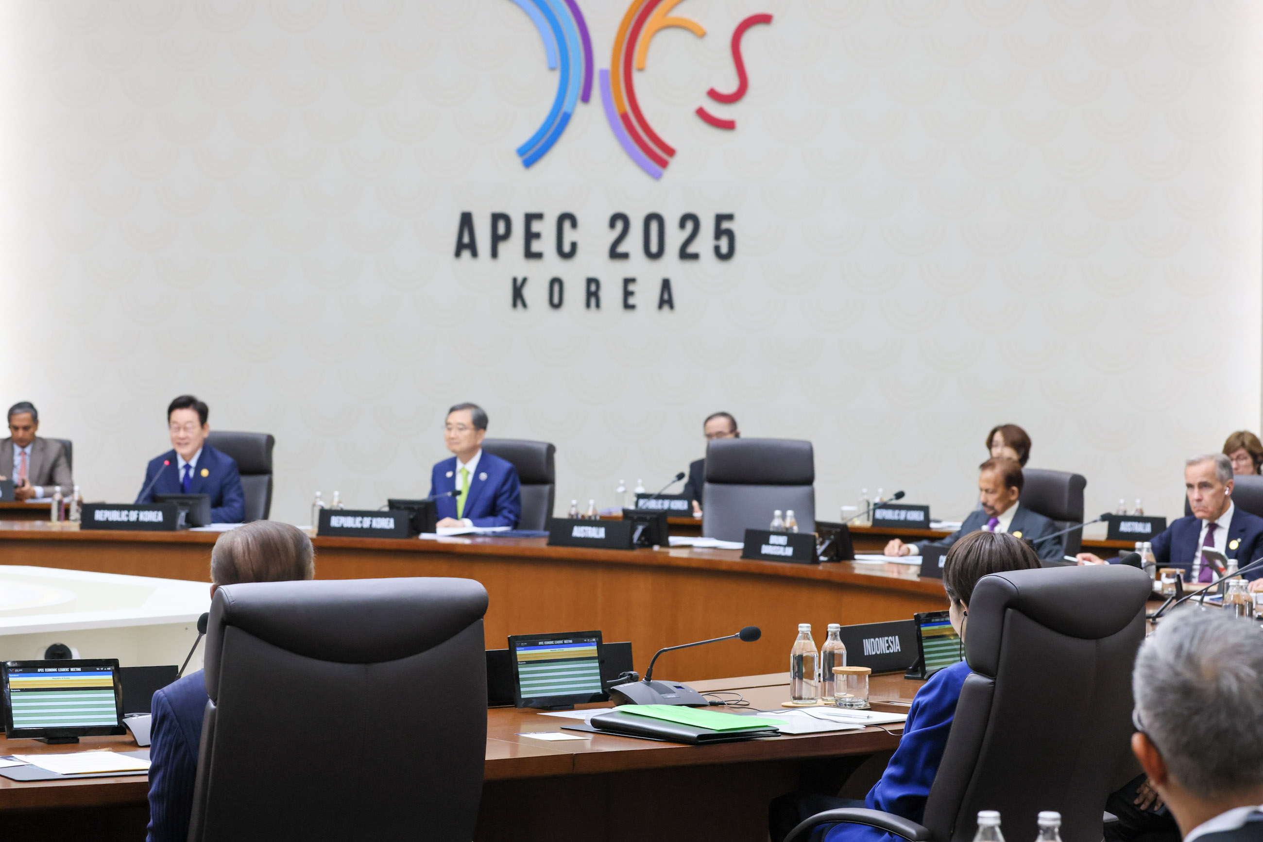 ＡＰＥＣ首脳会議（第１セッション）に出席する高市総理１２