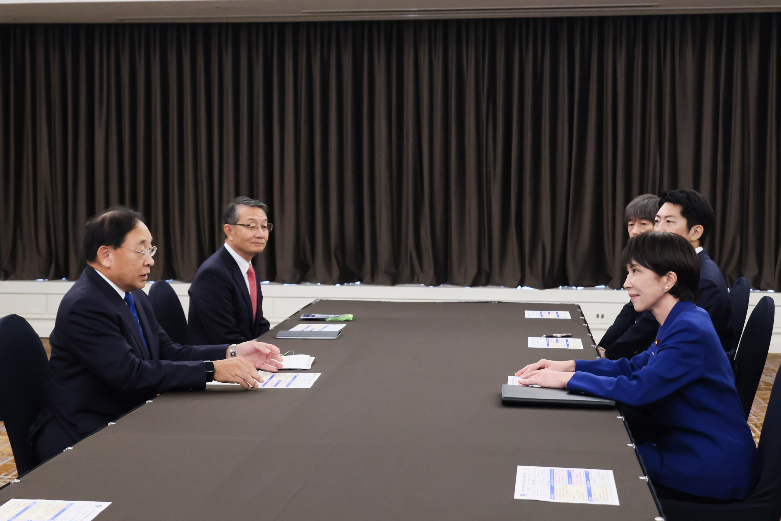 ＡＰＥＣビジネス諮問委員会の提言を受け取る高市総理６