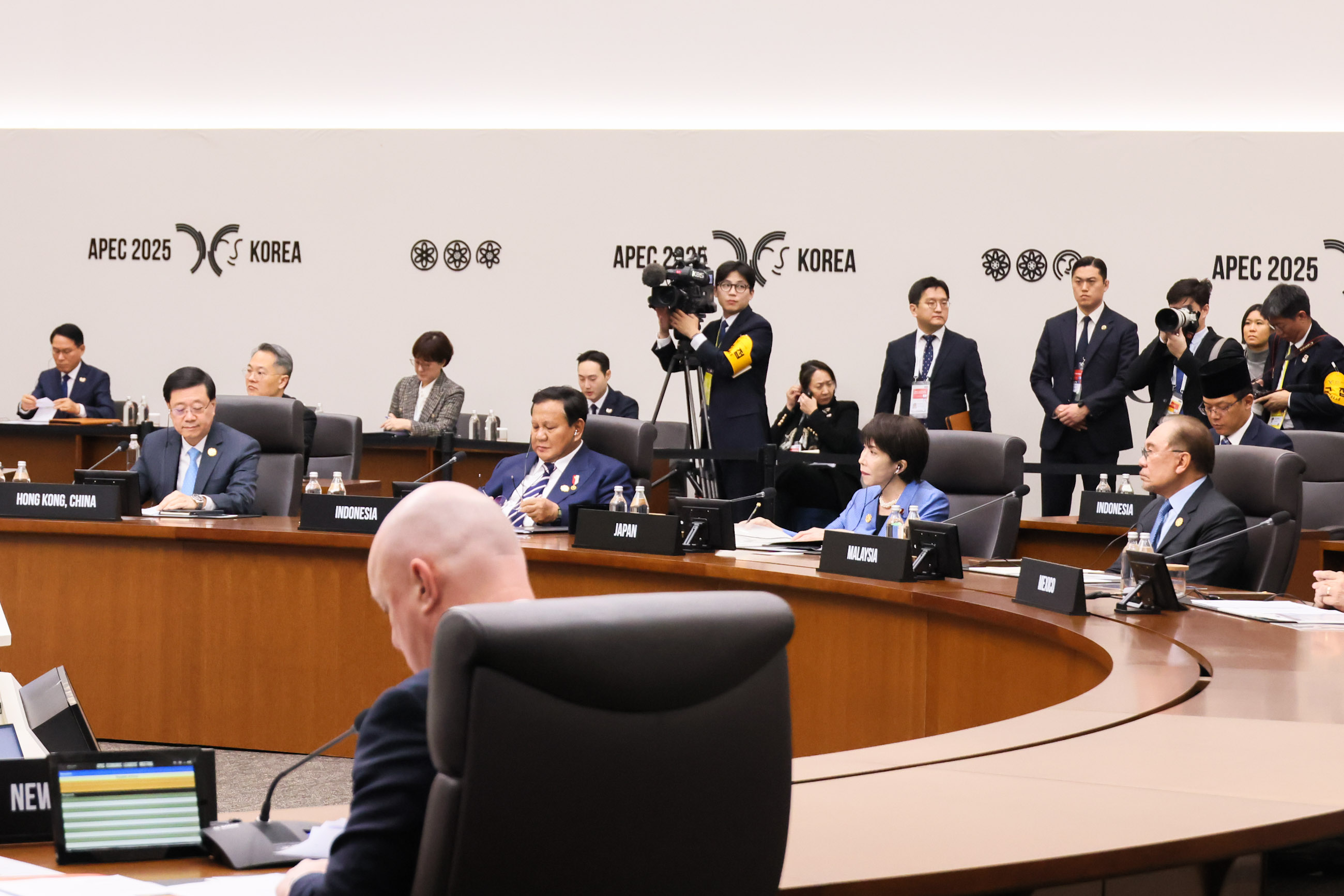 ＡＰＥＣ首脳会議（第２セッション）に出席する高市総理１０