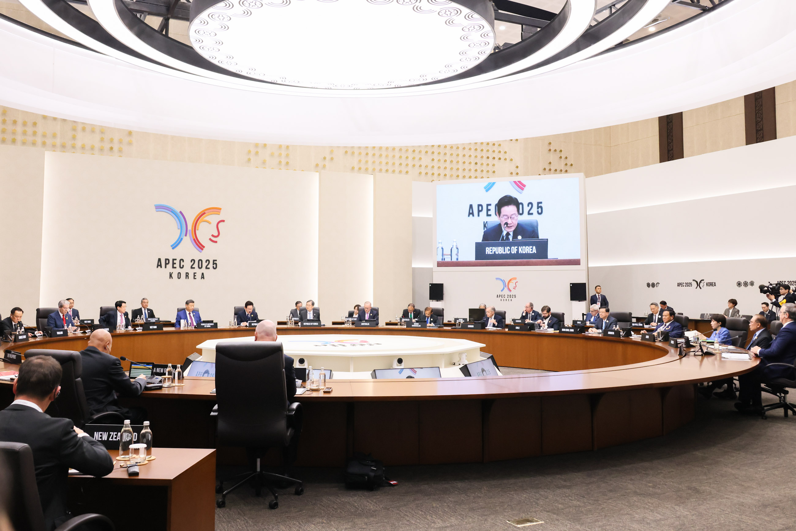 ＡＰＥＣ首脳会議（第２セッション）に出席する高市総理１１