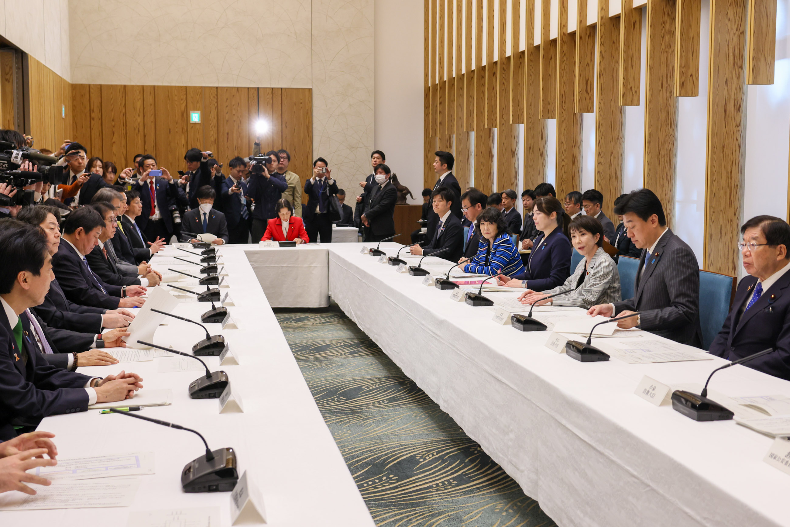 会議のまとめを行う高市総理３