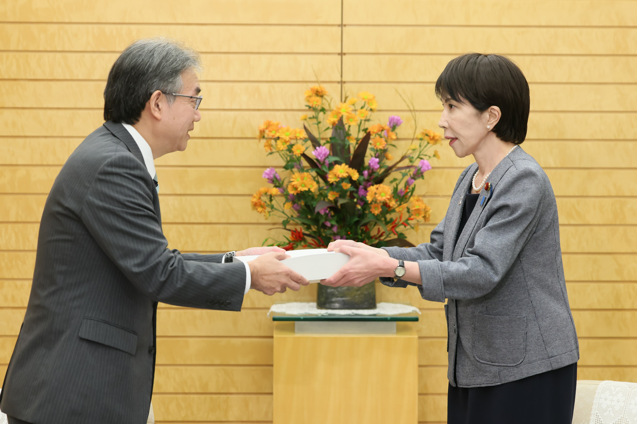 令和６年度決算検査報告を受け取る高市総理２