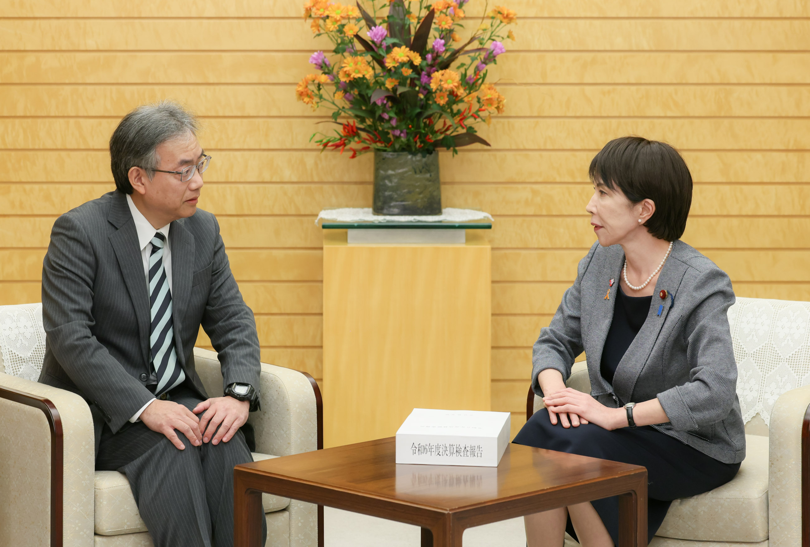 令和６年度決算検査報告を受け取る高市総理３