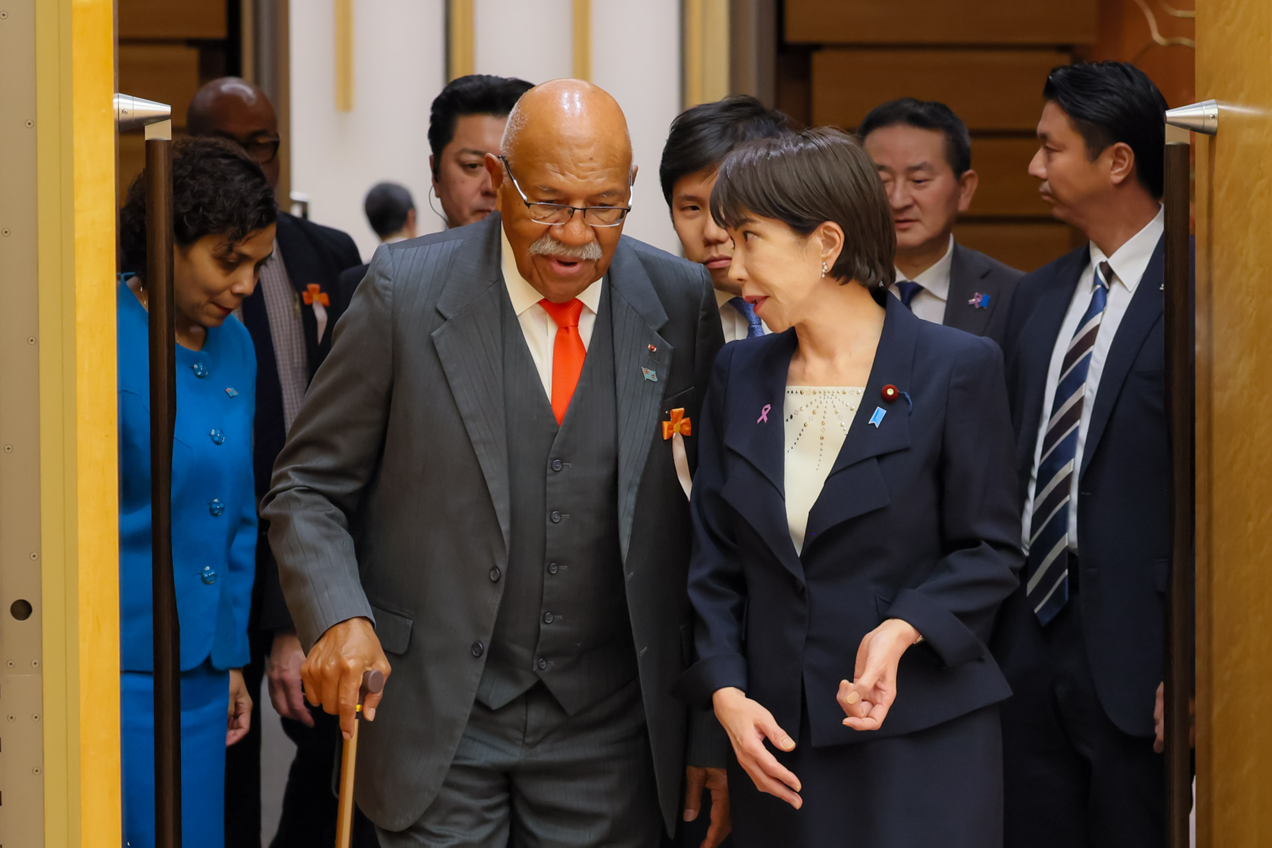 署名式及び共同記者発表に臨む両首脳１